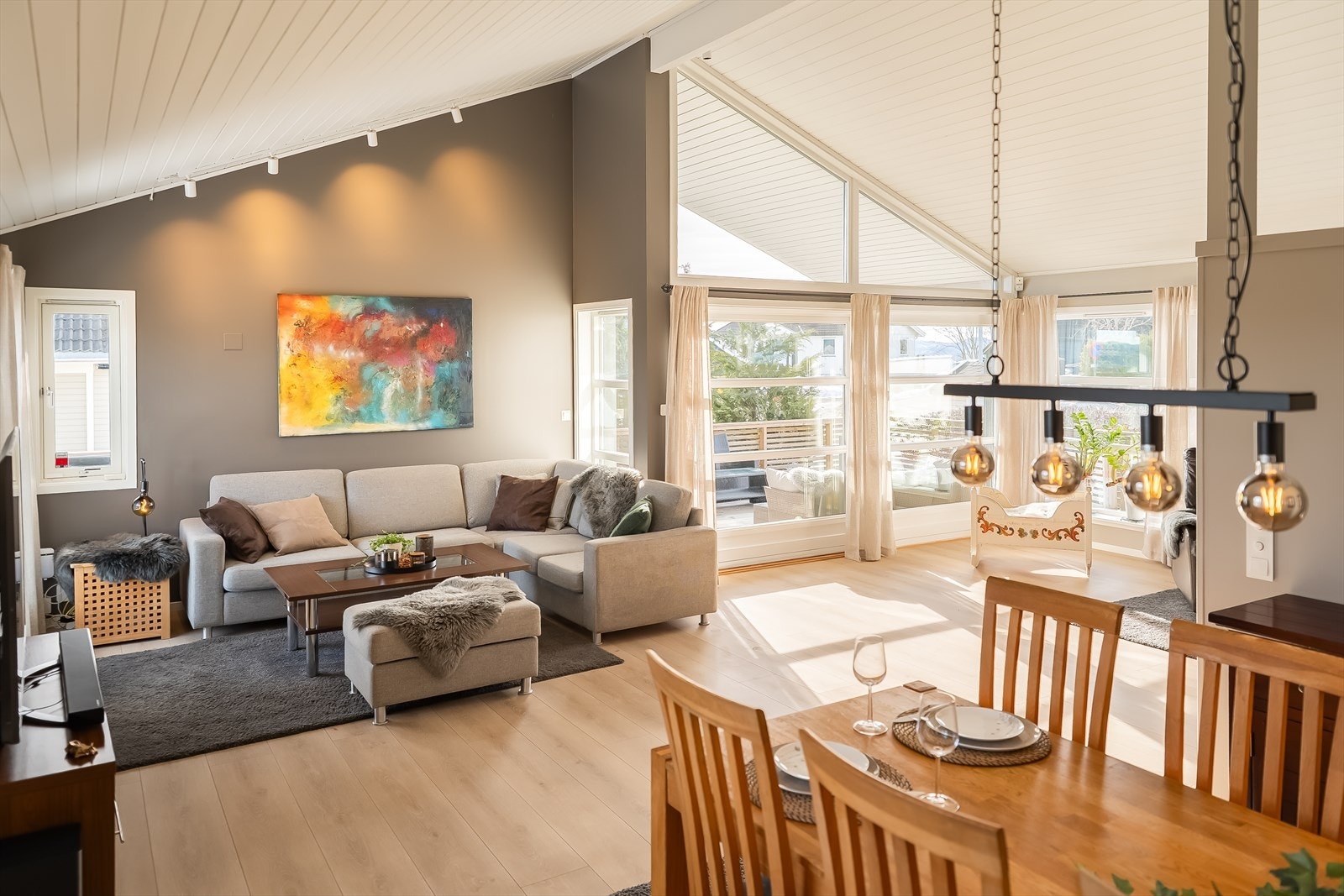 Velkommen til Lundhøgda 70 - En innholdsrik familiebolig på totalt 214 m², med flott beliggenhet i et rolig og familievennlig boligområde på Lundåsen. Galleribilde