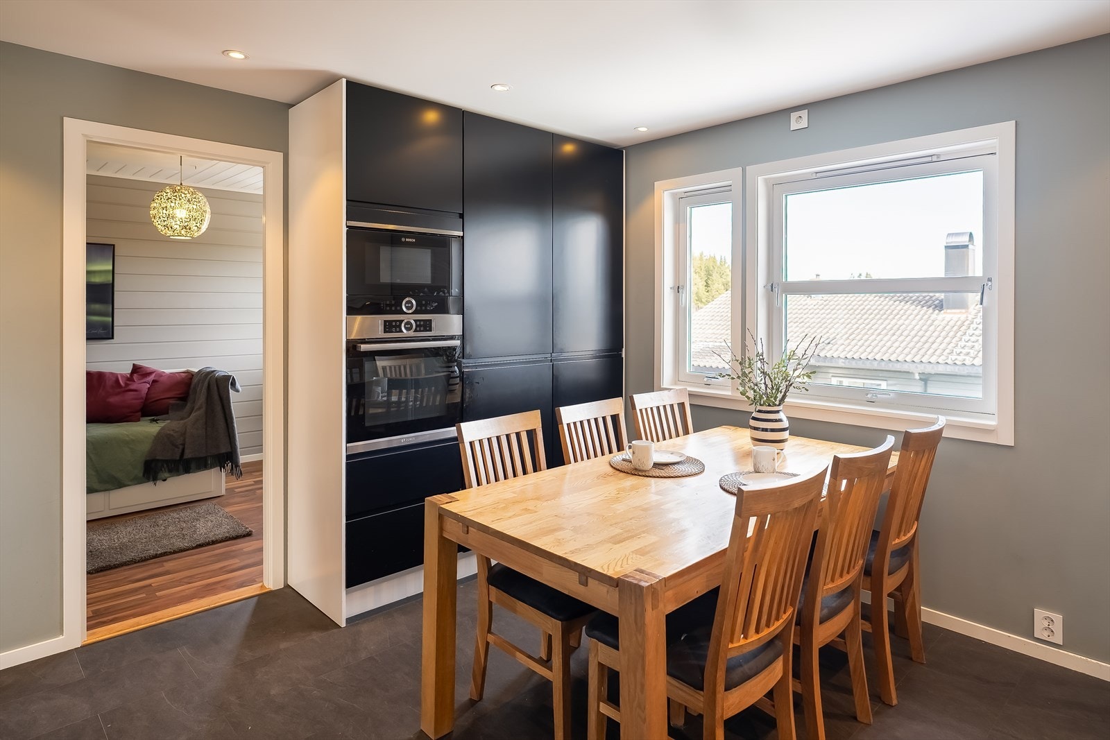 Soverommet i 1. etasje har en praktisk beliggenhet i direkte tilknytning til kjøkkenet. Galleribilde