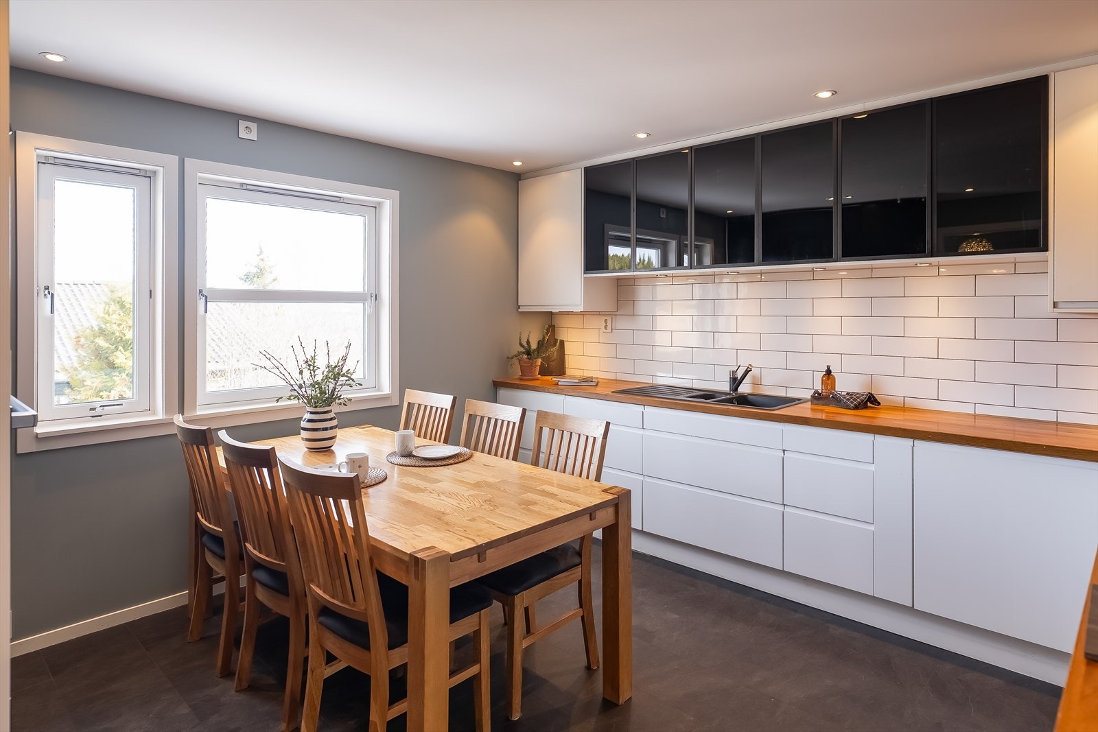 Boligen har to spisesoner, én sone på kjøkken og én i stuen. Galleribilde