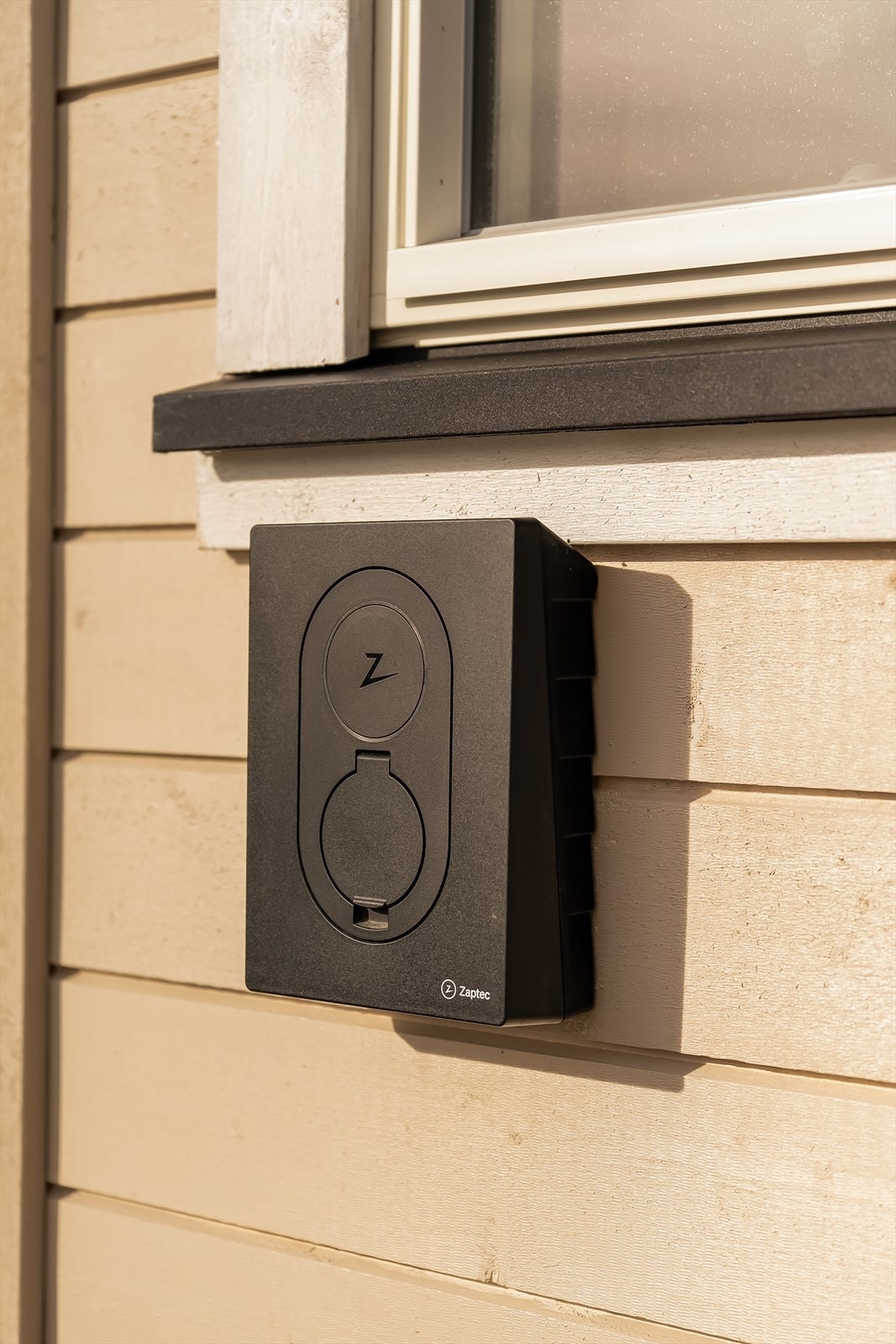 Utendørs er det også etablert el-bil lader fra Zaptec. Galleribilde