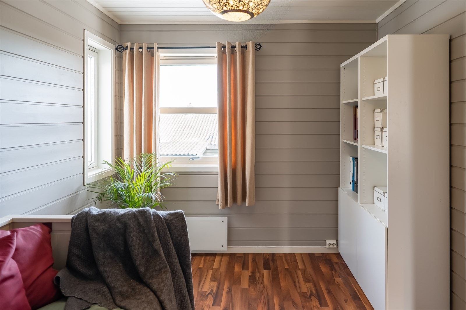 Med vinduer på hver sin vegg oppleves rommet lyst og innbydende. Galleribilde