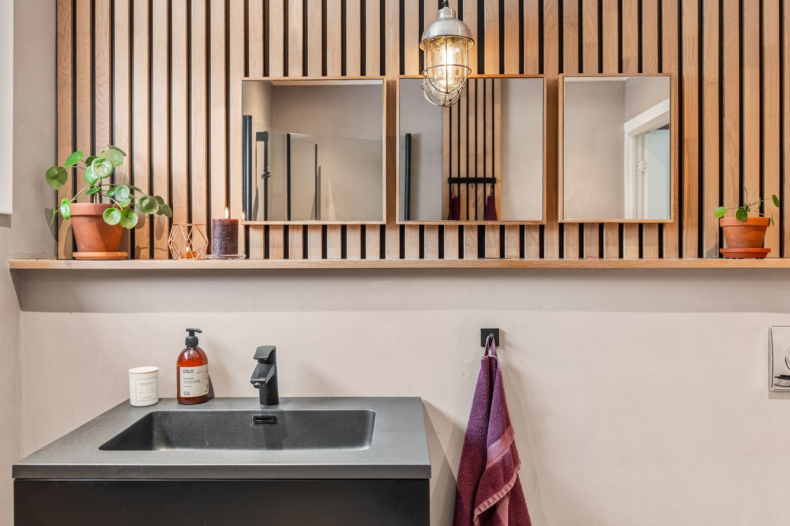 Nylig er hovedbadet oppgradert med stilig microsement i duse fargetoner. Innslag av trendy spiler gir ekstra liv til rommet, og badet har downlights, varmekabler og vegghengt toalett. Galleribilde