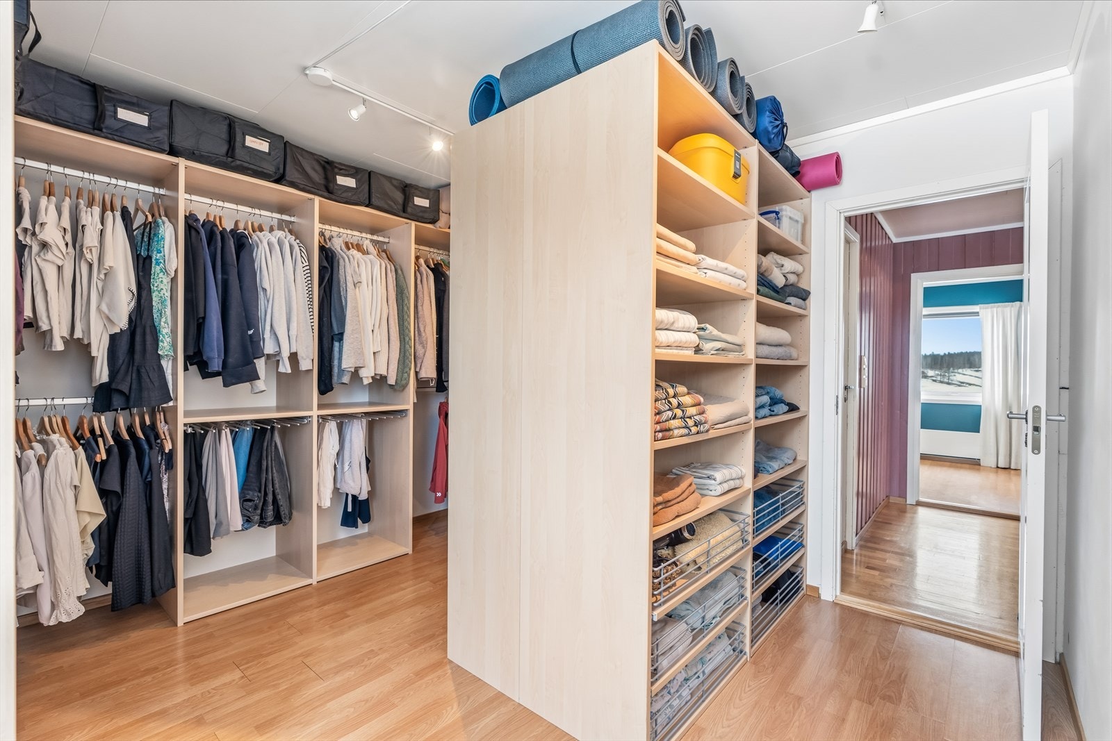 Et av soverommene på hovedplanet benyttes i dag som et stort walk-in closet. Galleribilde