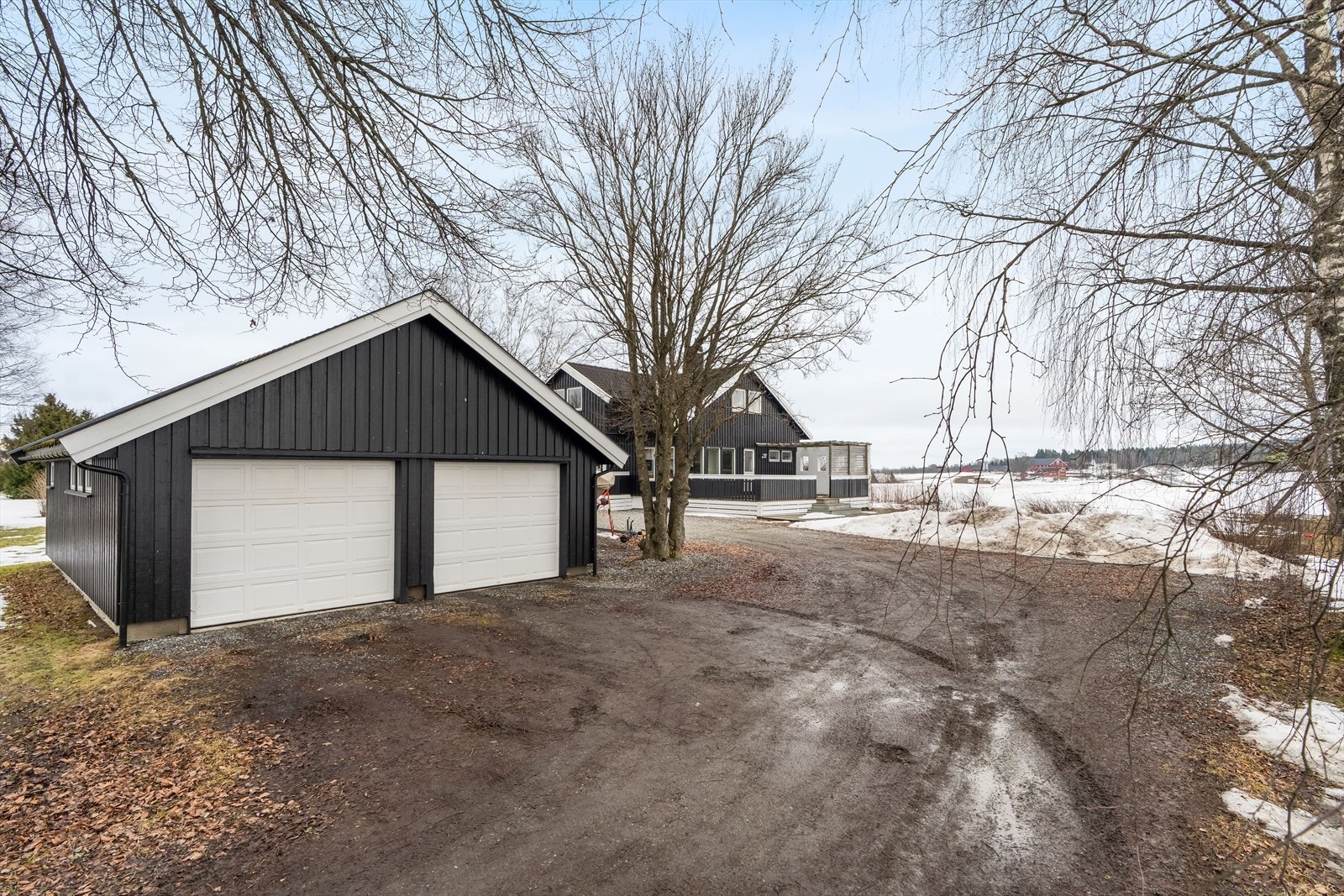 I 2015 ble det oppført en frittstående dobbelgarasje med egen bod og samlet areal på ca. 60 kvm. Tilknyttet garasjen har eiendommen en gruslagt gårdsplass for ytterligere parkering. Galleribilde