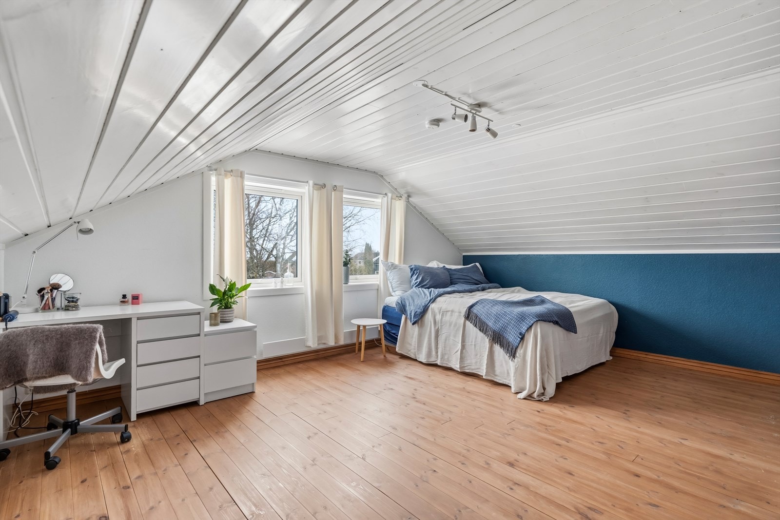 Her er det god plass til å innrede med seng, kontorpult og diverse oppbevaring. Galleribilde
