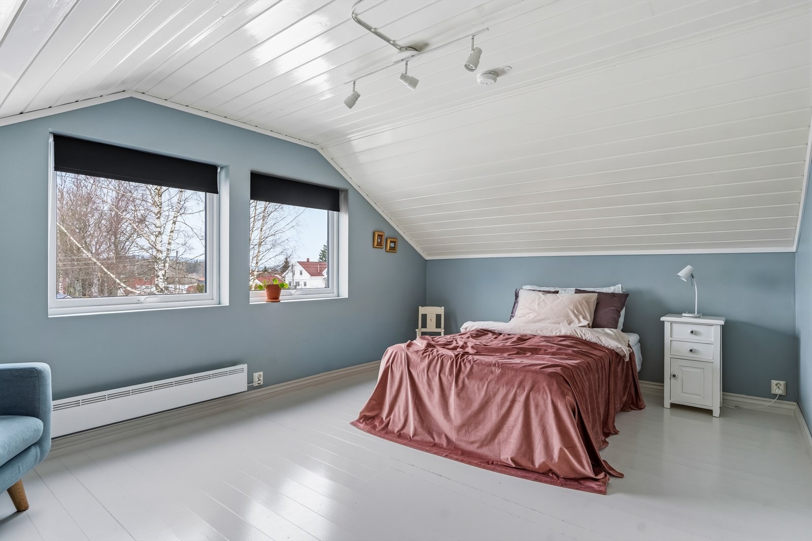 Dette rommet er malt i en dus blåtone. Galleribilde