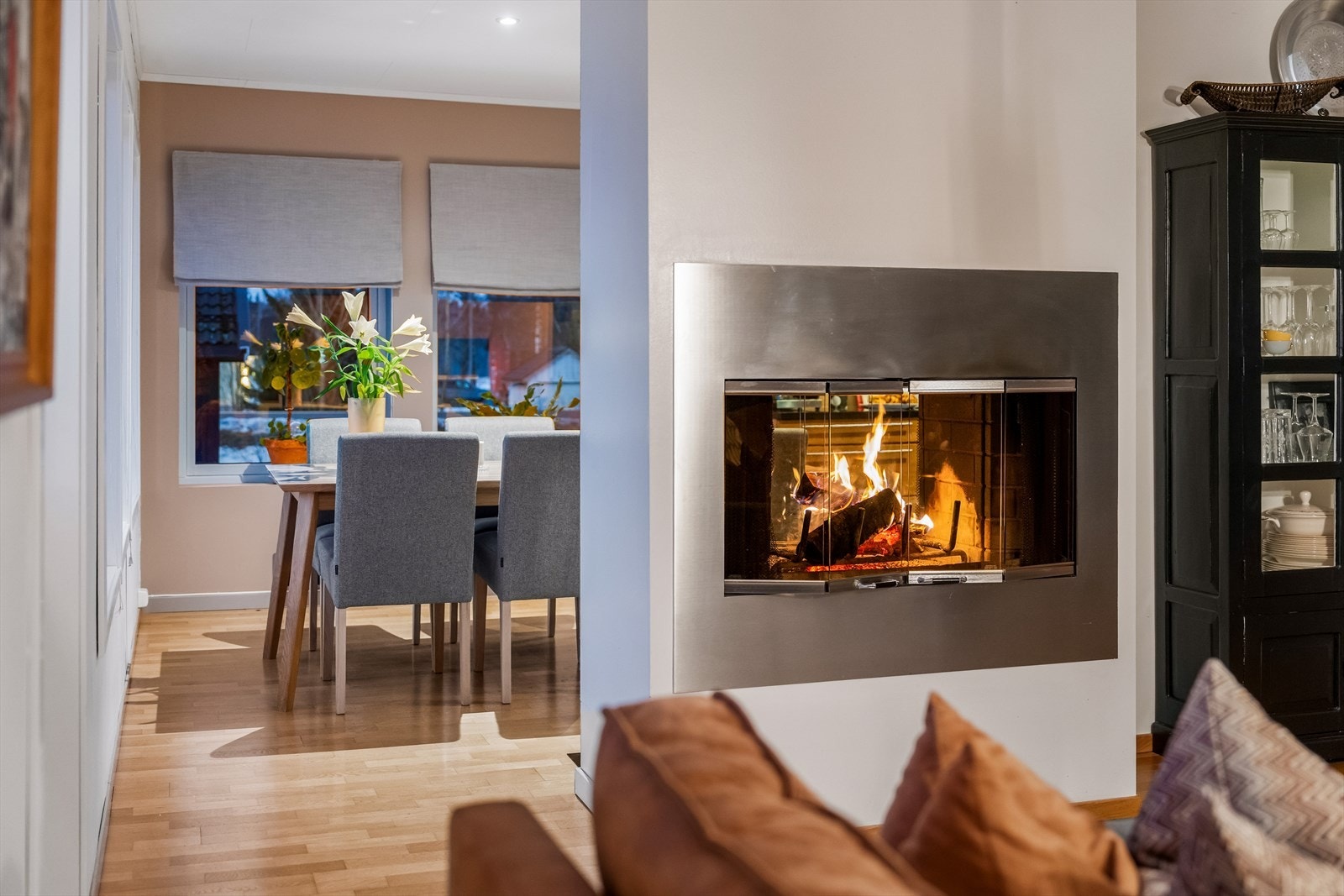 Utformingen gjør stuen enkel å møblere med en stor sofagruppe for både rolige og sosiale kvelder. Galleribilde