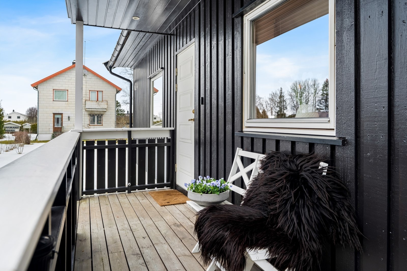 Velkommen inn i en fargeglad og innholdsrik enebolig med god fleksibilitet. Inngangen er overbygd, og har downlights, ringeklokke og rom for et koselig kafésett. Galleribilde