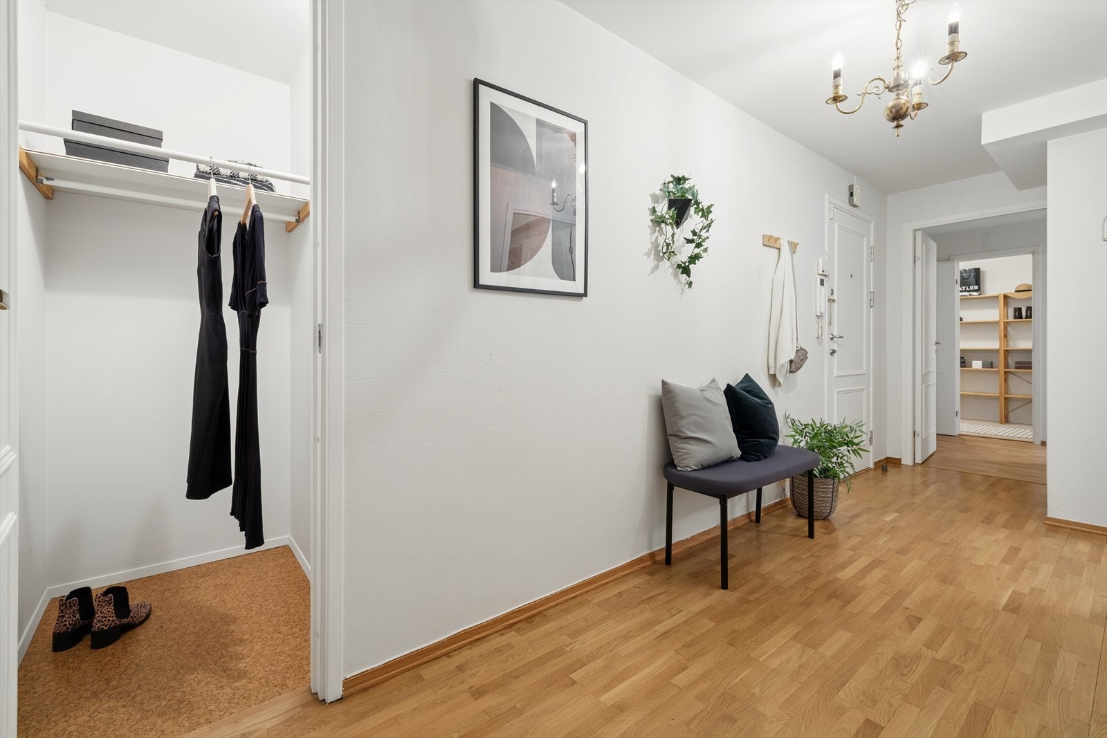 Velkommen inn i en romslig og hyggelig entré. Her er det god plass til oppbevaring av ytterklær i en tilhørende bod/garderobe. Galleribilde