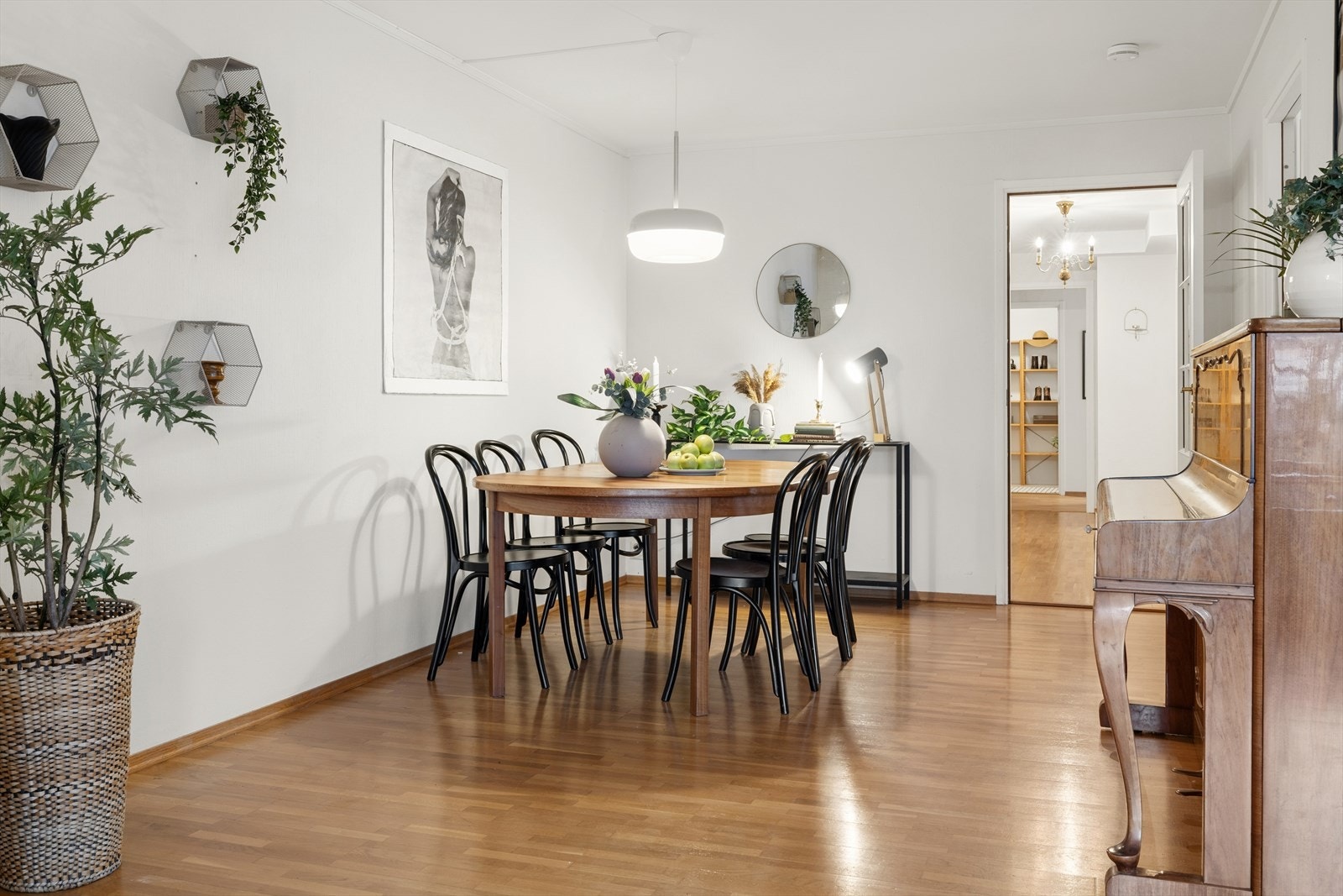 God plass til stort spisebord i spisestuen Galleribilde