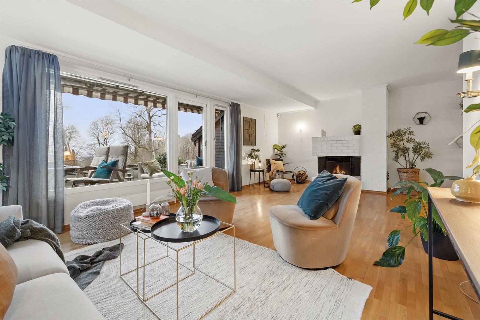 Stuen har store vindusflater som slipper inn mye naturlig lys. Her har man også utgang til en herlig sydvendt terrasse Galleribilde