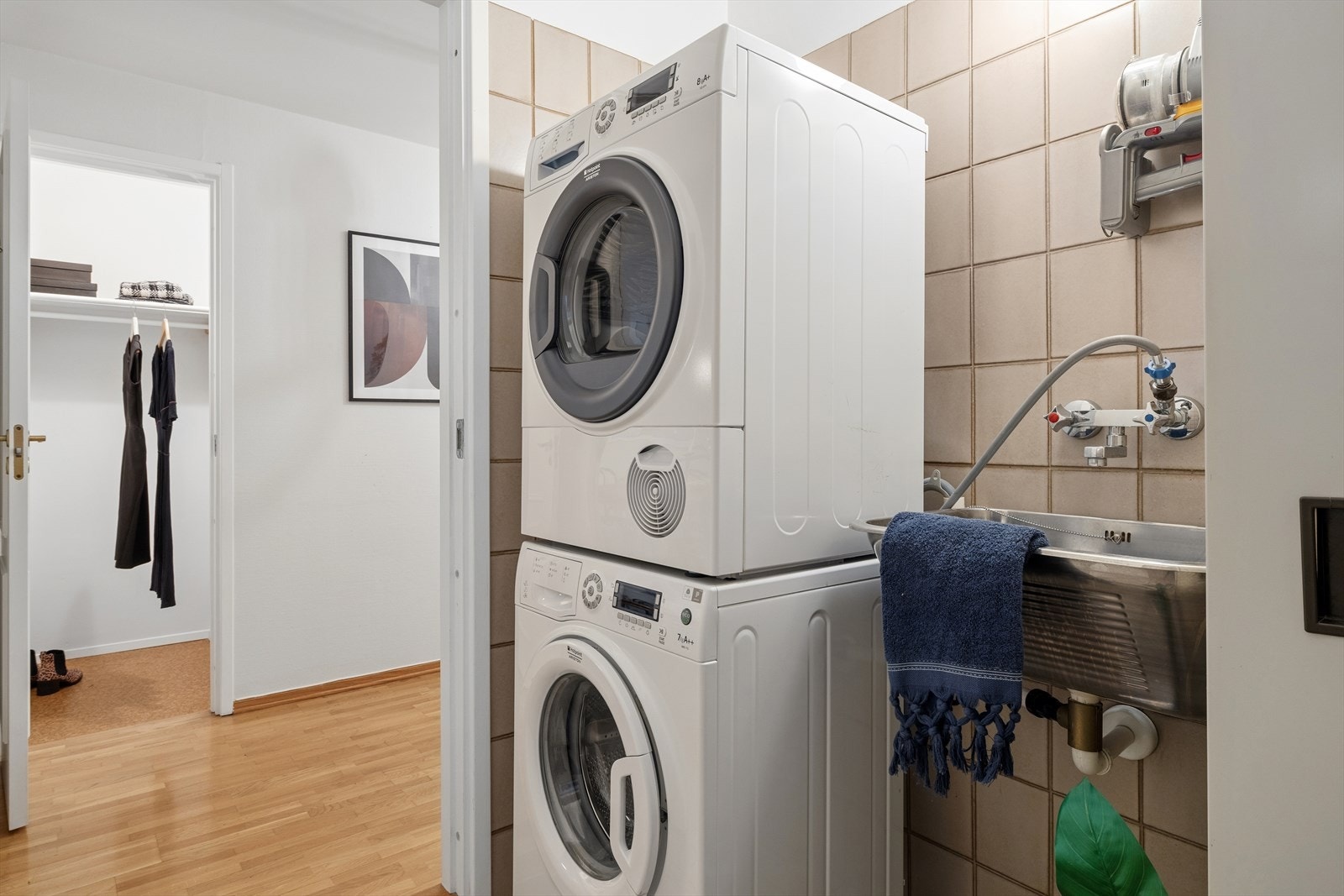 Eget separat vaskerom med utslagsvask, tørkeskap og opplegg for vaskemaskin og tørketronmel. (Følger med i handelen). Oppussingsbehov. Galleribilde