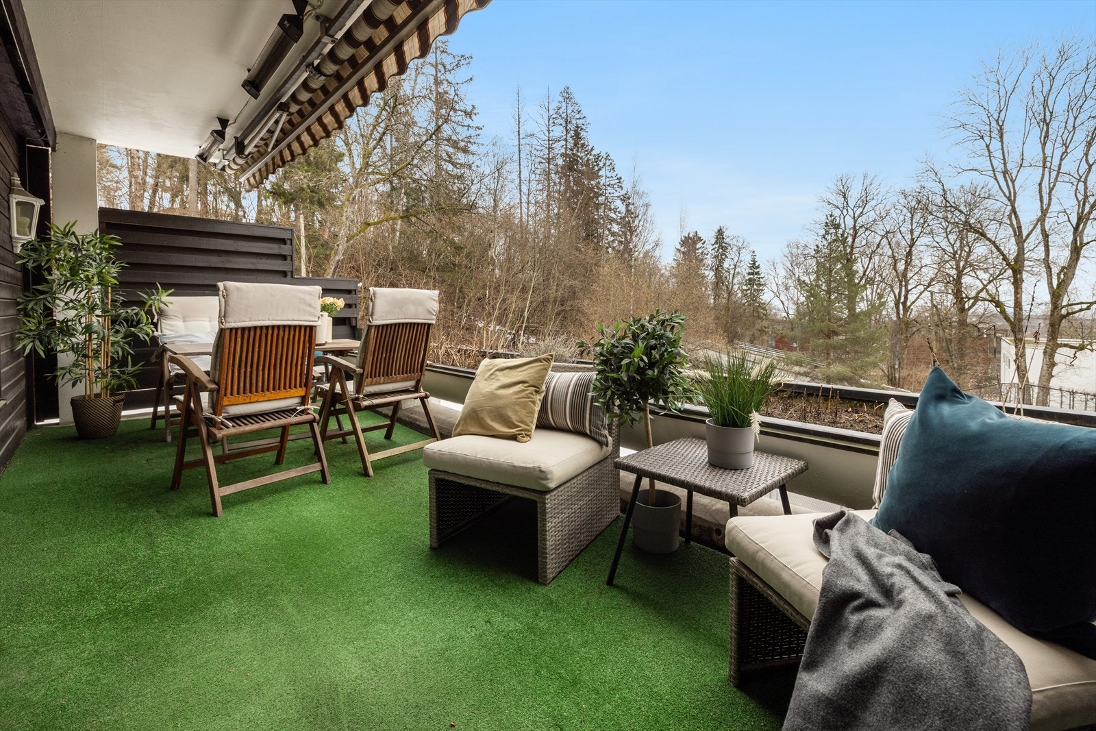 Terrassen er på 15 kvm og vender mot syd så her kan man nyte lange sommerdager. Galleribilde