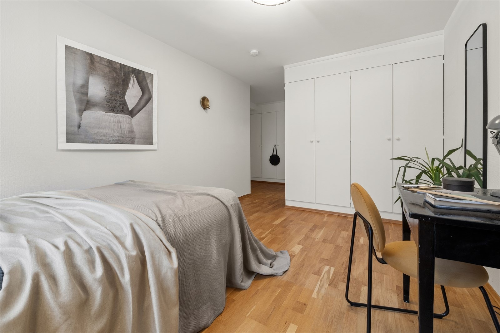 Her er det god plass til seng og tilhørende møblement. Praktisk med innebygget garderobe Galleribilde