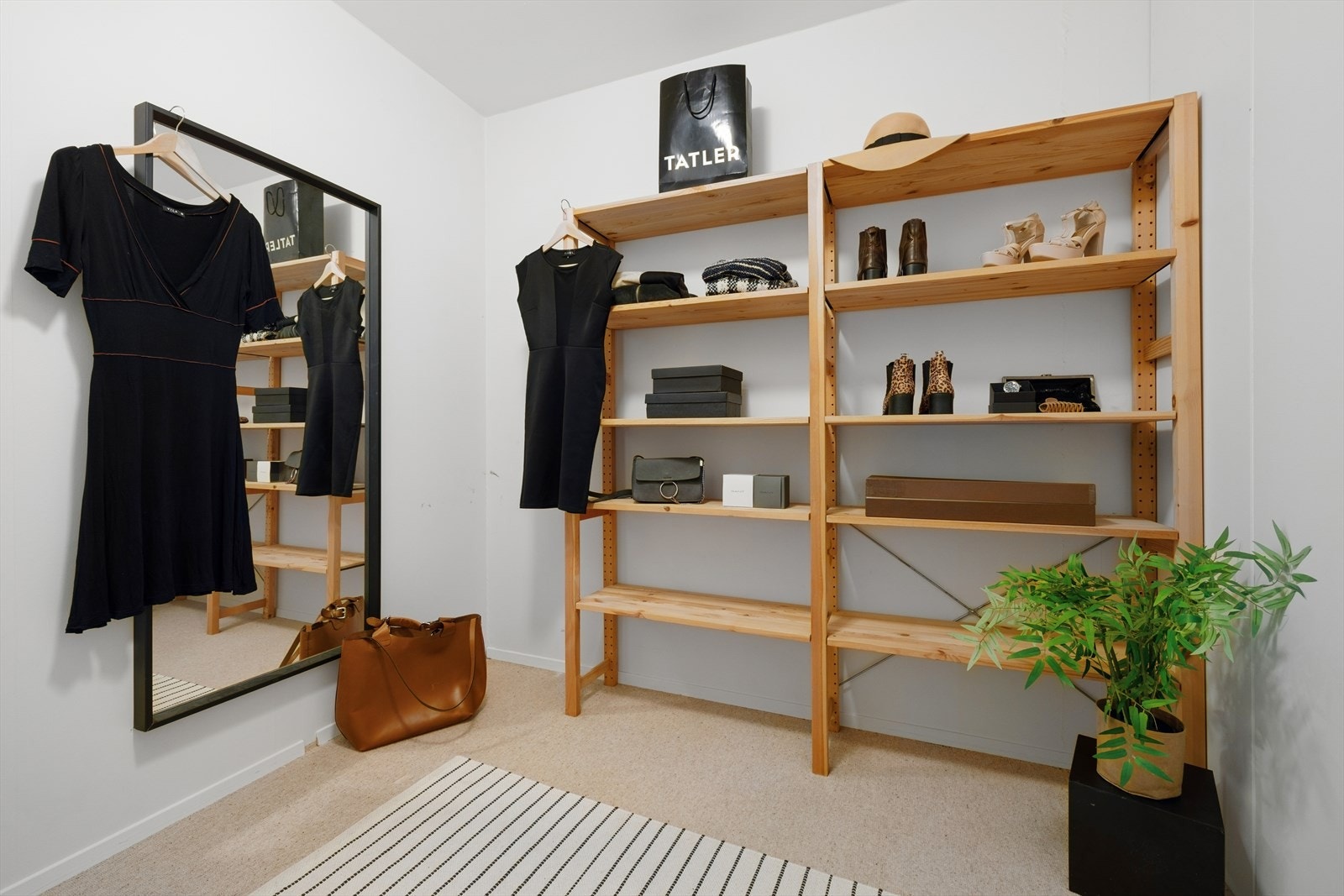 En walk-in i tilknytning til soverommet gir rom for mye lagringsplass Galleribilde