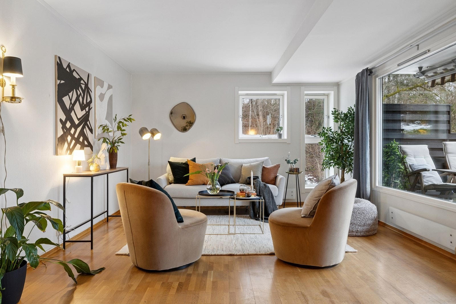 Vindu på to sider gir stuen et luftig preg Galleribilde