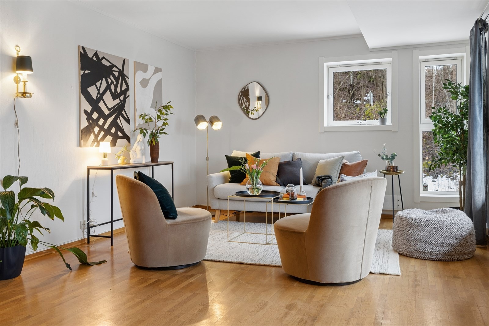 Her er det god plass til sofagruppe med tilhørende møblement. Galleribilde