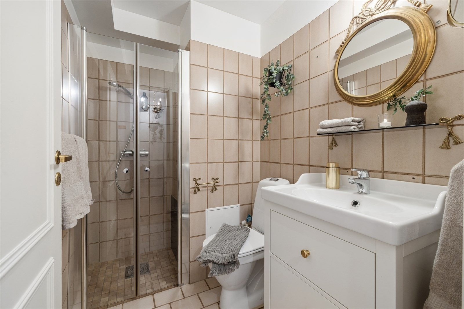 Det andre baderommet er flislagt med varmekabler og dusj med foldedører. Innredning forøvring består av servant med underskap, speil med lys over og frittstående toalett. Oppussingsbehov. Galleribilde