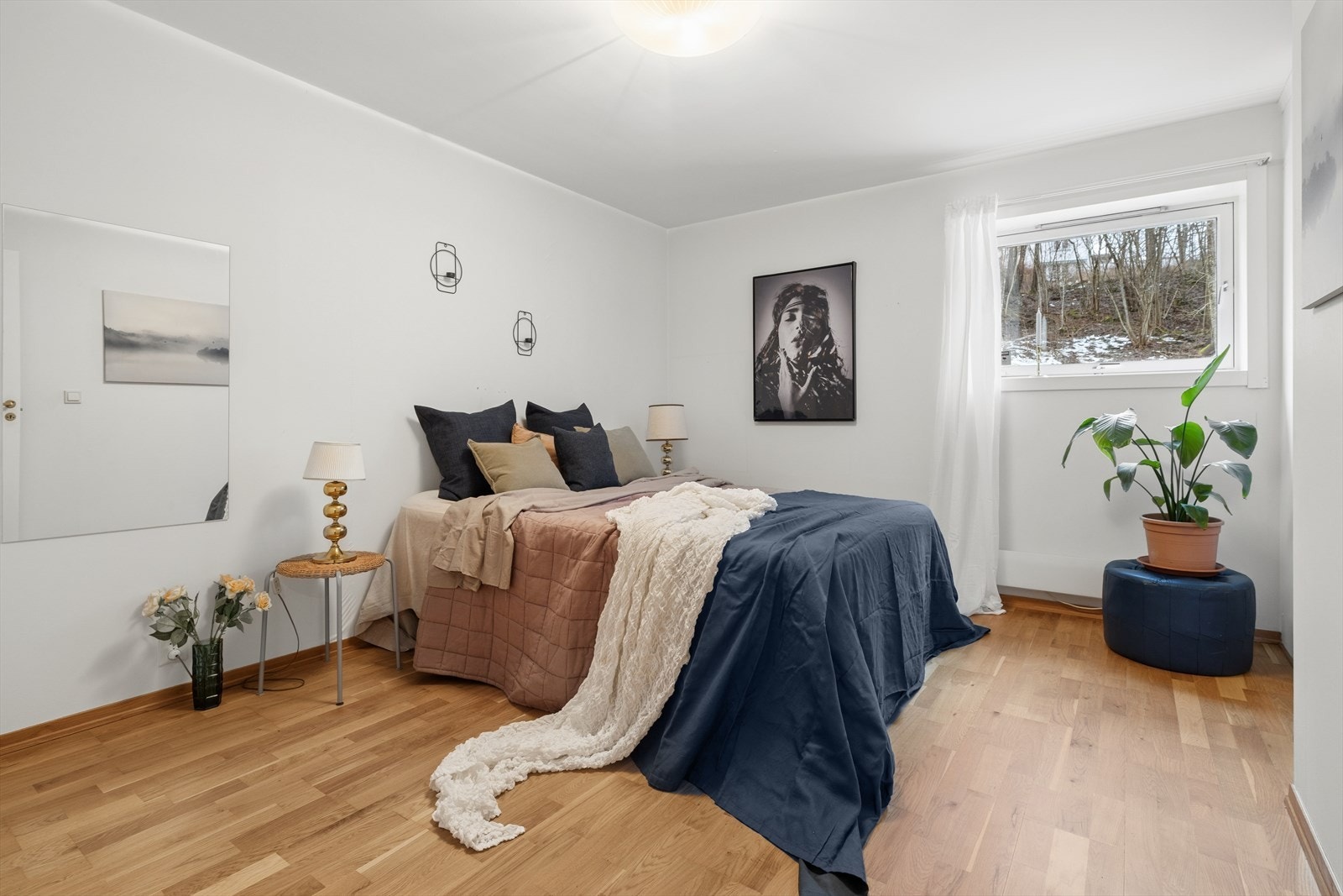 Det andre soverommet er også av god størrelse og har baderom en suite Galleribilde