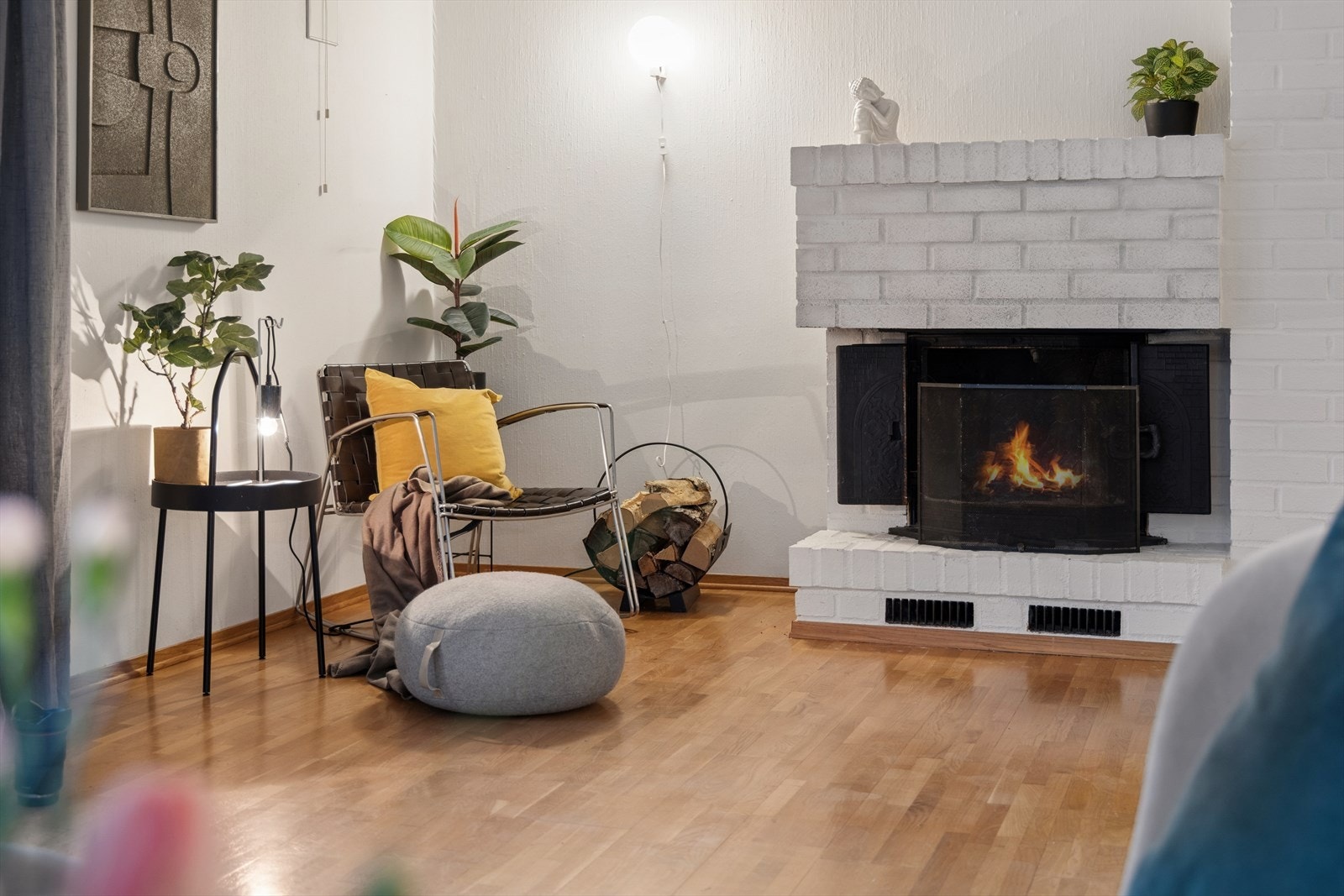 Herlig peis som skaper en lun atmosfære og varmer på kalde vinterdager. (Peis har ikke selger, takstmann eller megler funksjonstestet) Galleribilde