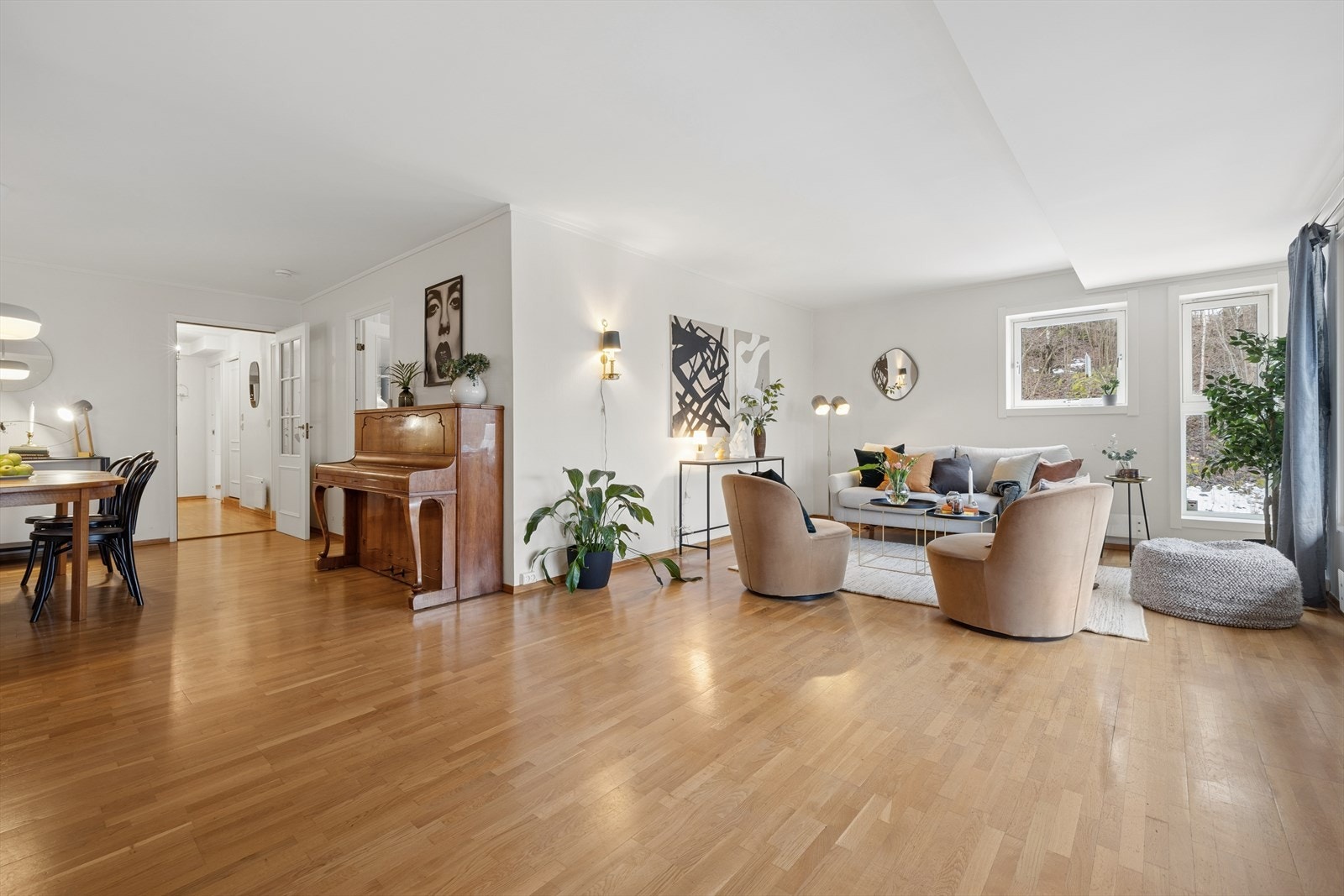 Stuen har en god planløsning som gir mulighet til å innrede i flere soner Galleribilde