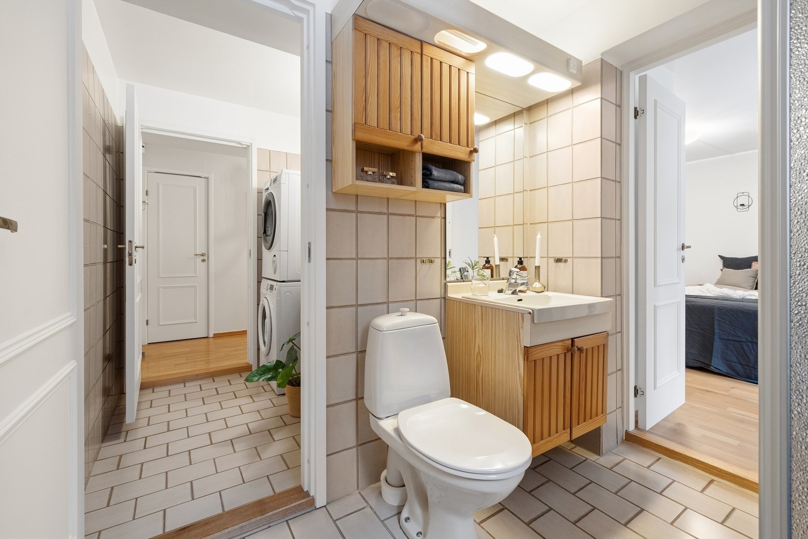 Baderom tilknyttet soverommet med direkte adkomst til vaskerommet. Oppussingsbehov. Galleribilde