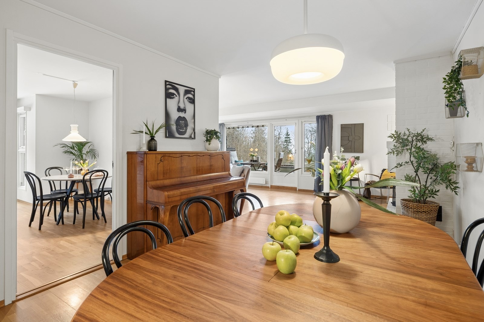 I tilknytning til kjøkkenet har man god plass til en spisestuedel Galleribilde