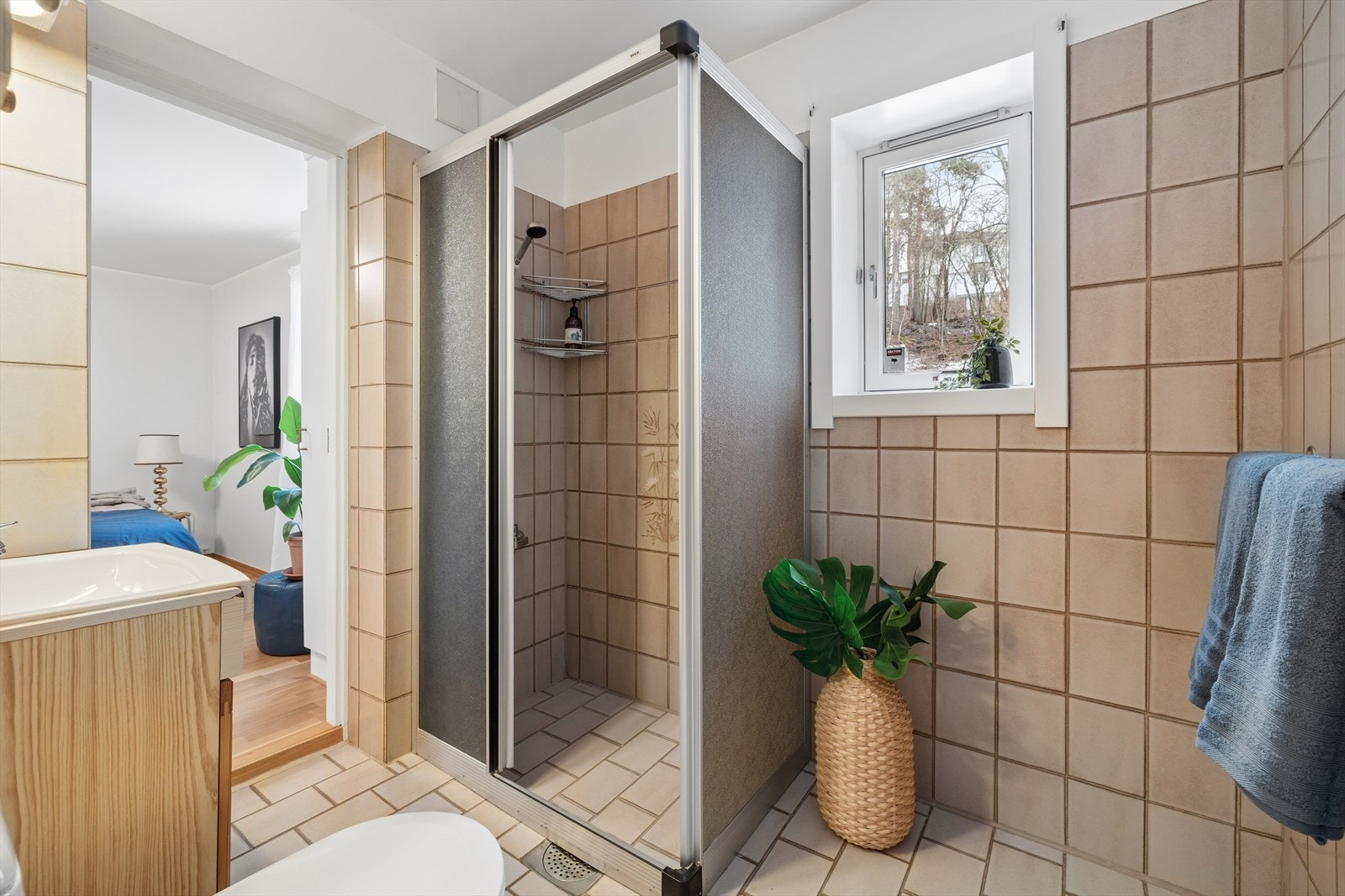 Baderommet er flislagt med elektiske varmekabler og inneholder blant annet et dusjhjørne. Oppussingsbehov. Galleribilde