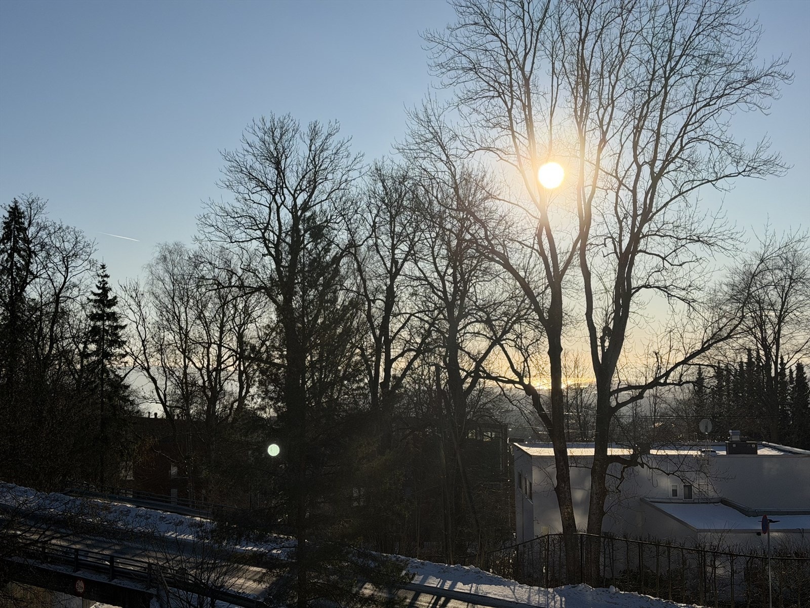 Boligen ligger usjenert til i et hyggelig boligområde på Ullernåsen. Galleribilde