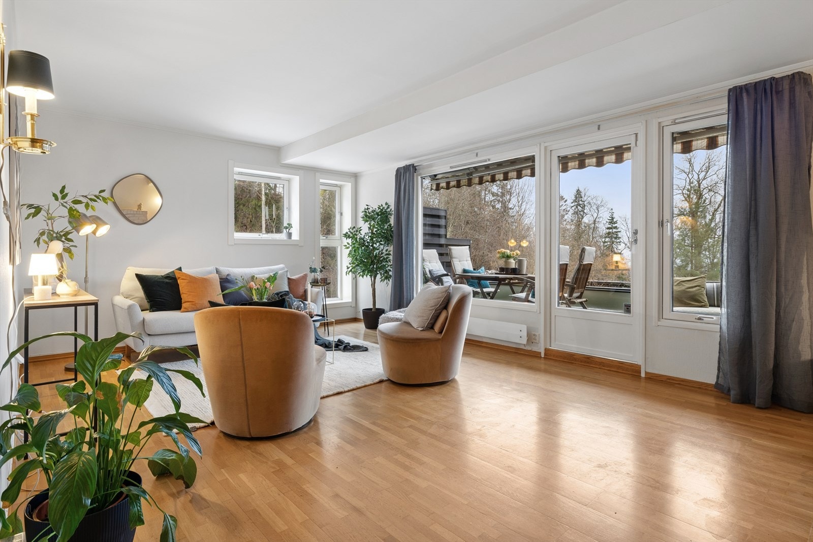 Velkommen inn i en hyggelig og romslig stue. Utgang til sydvendt terrasse. Galleribilde