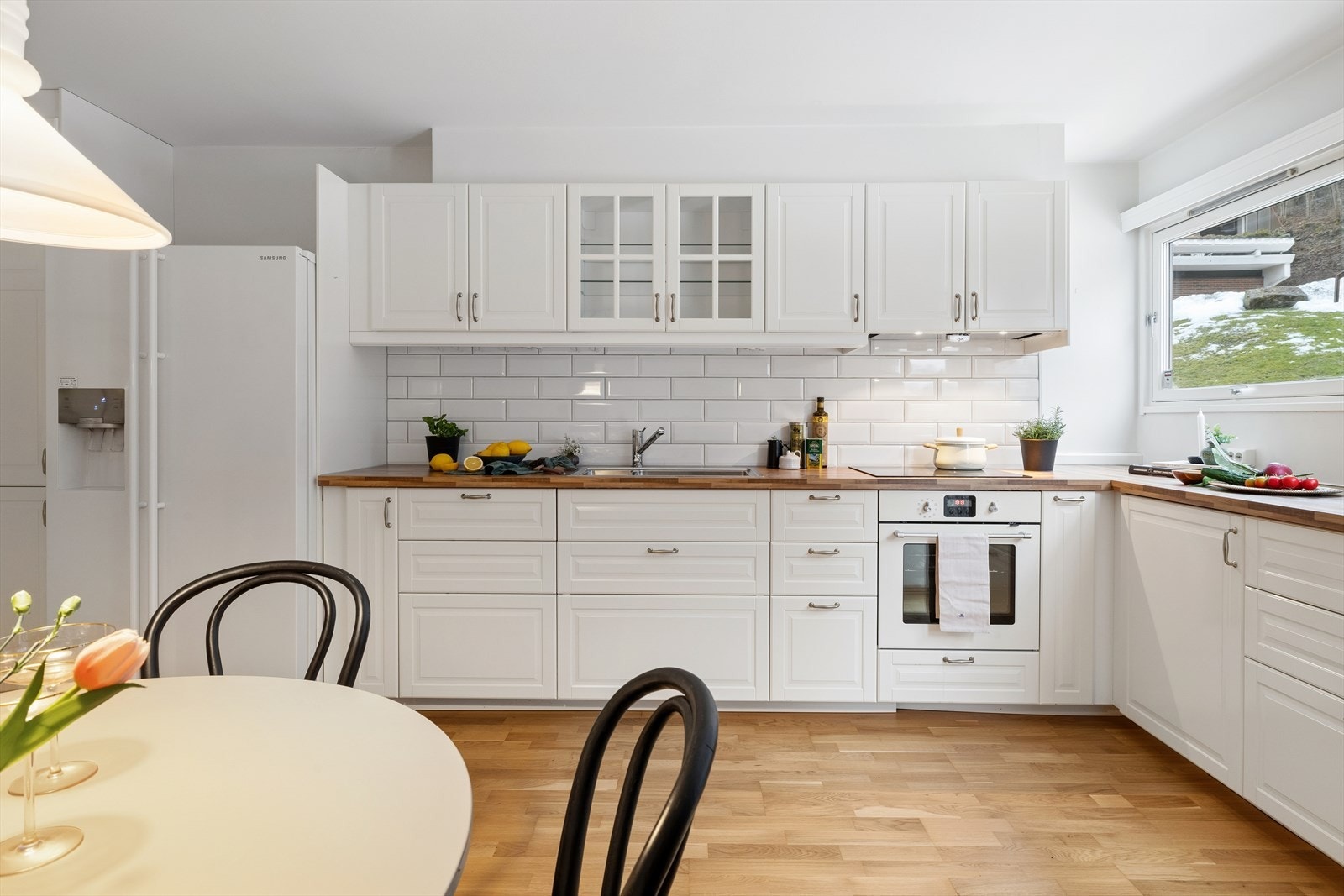 Her er det godt med skap- og benkeplass. Innfelte hvitevarer består av stekeovn, platetopp, oppvaskmaskin. Frittstående kombinert kjøle- og fryseskap Galleribilde