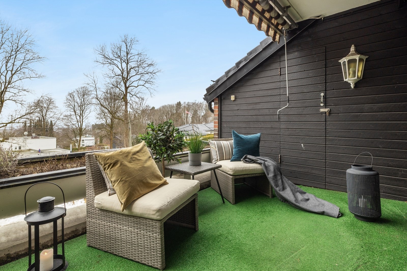 Terrassen er utstyrt med markise, varmelamper og utebelysning. Her er det også en praktisk bod. Galleribilde