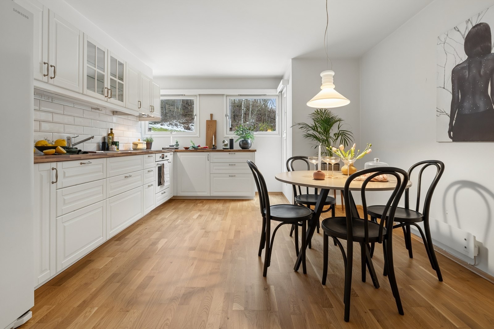 Kjøkken fra 2014 med god skap- og benkeplate. Galleribilde