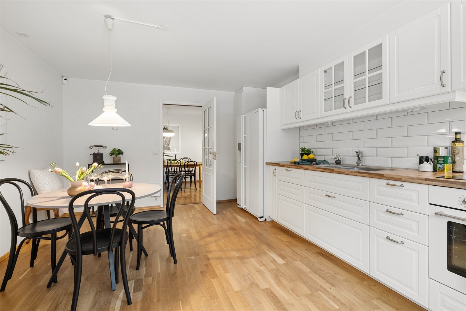 Kjøkken er av god størrelse og er plass for stort spisebord. Galleribilde