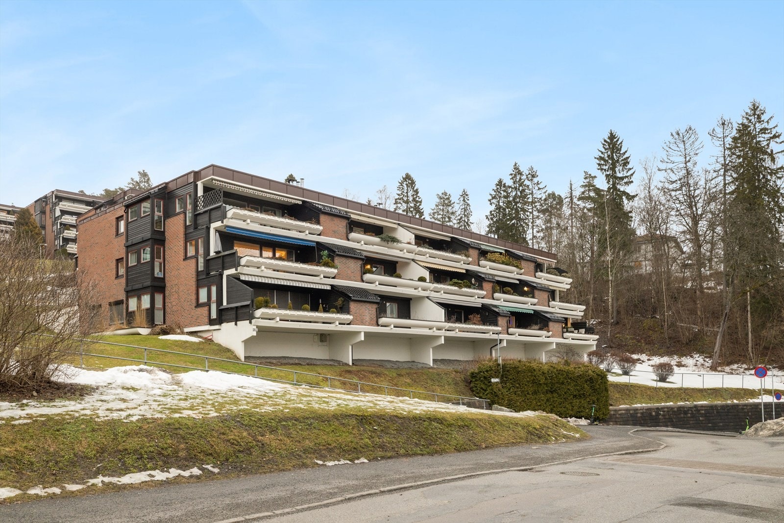 3-roms selveier i en hyggelig terrasseblokk på Ullernåsen. Leiligheten ligger i første underetasjen. Galleribilde