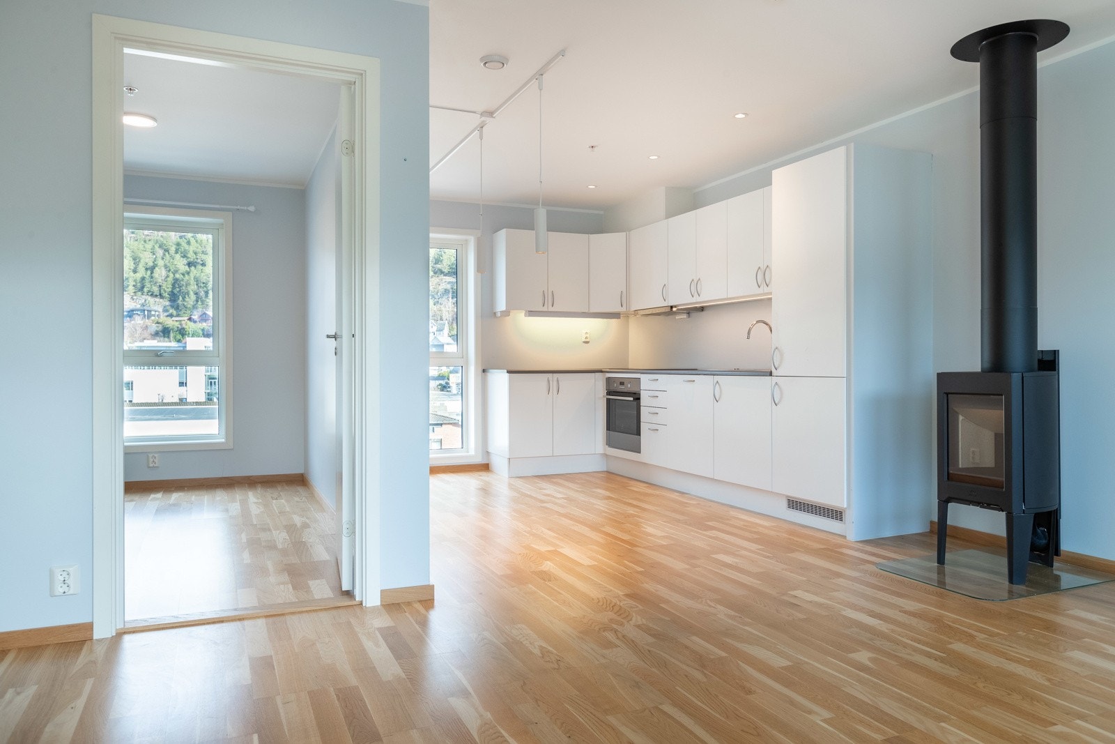 Kjøkken og stove med tilkomst til eitt av soveromma Galleribilde