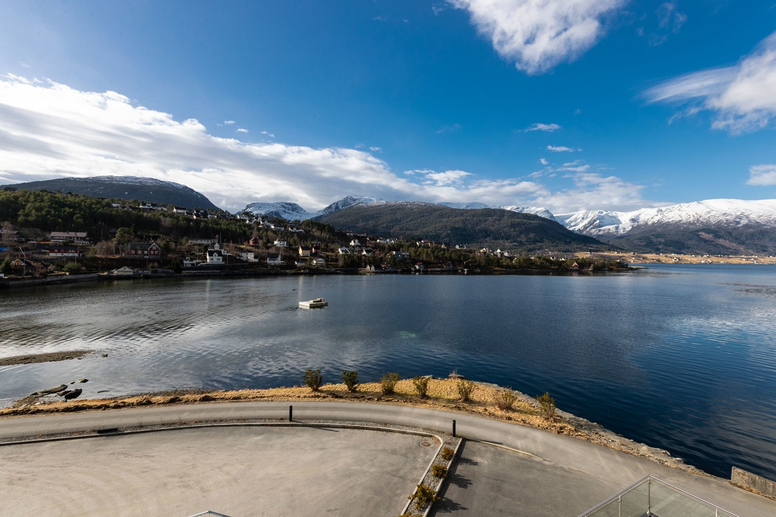 Fin beliggenheit i sentrum ved fjorden Galleribilde