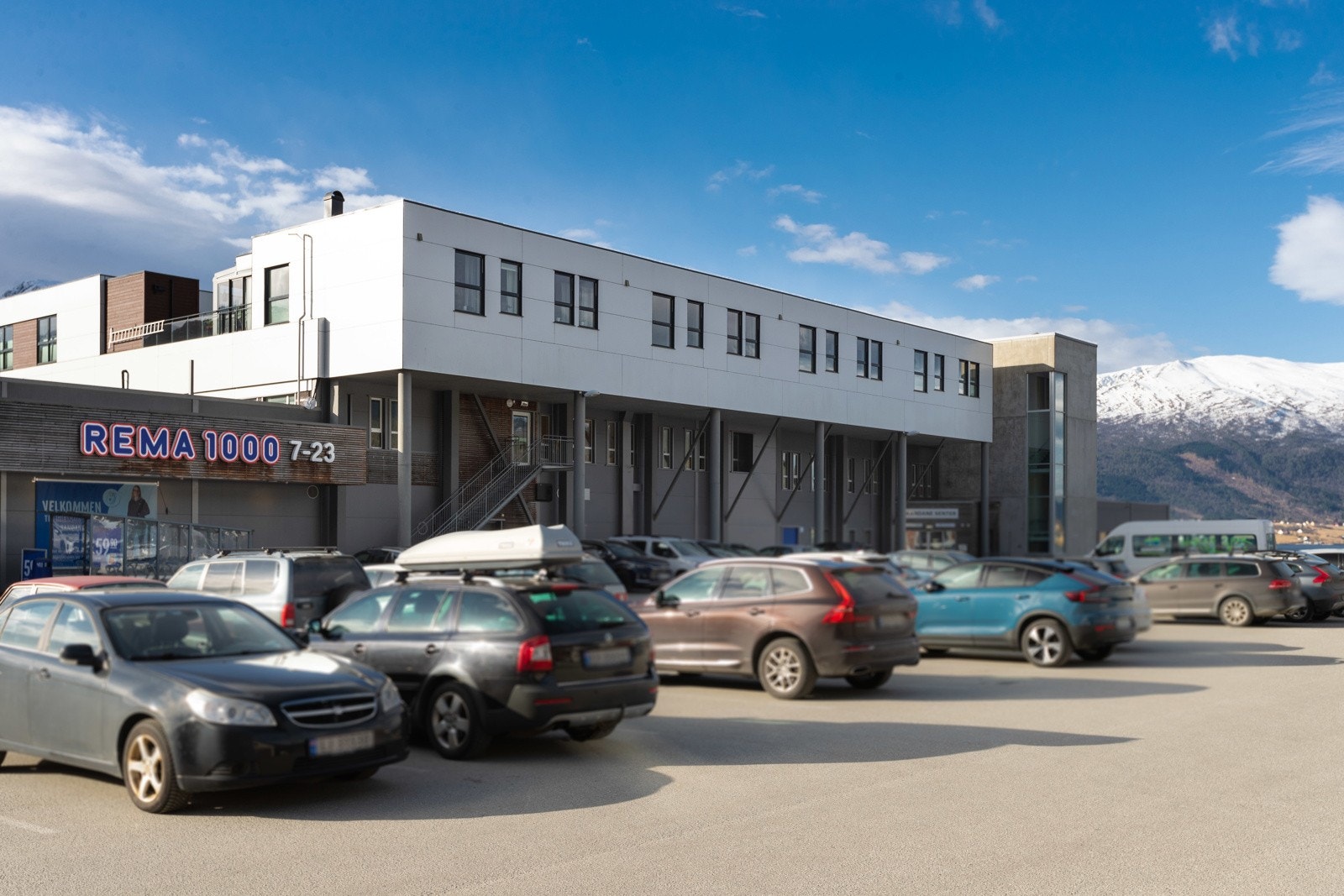 Fasade mot nord med uteområde Galleribilde