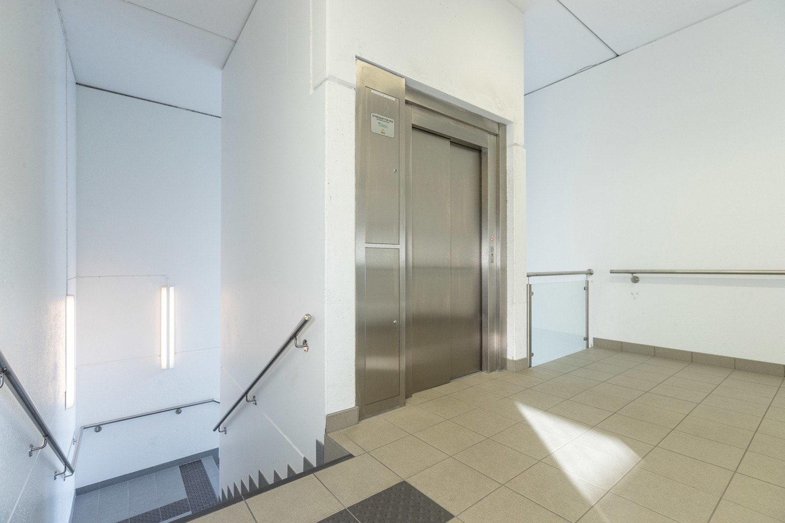 Det er heis og trappetilkomst Galleribilde