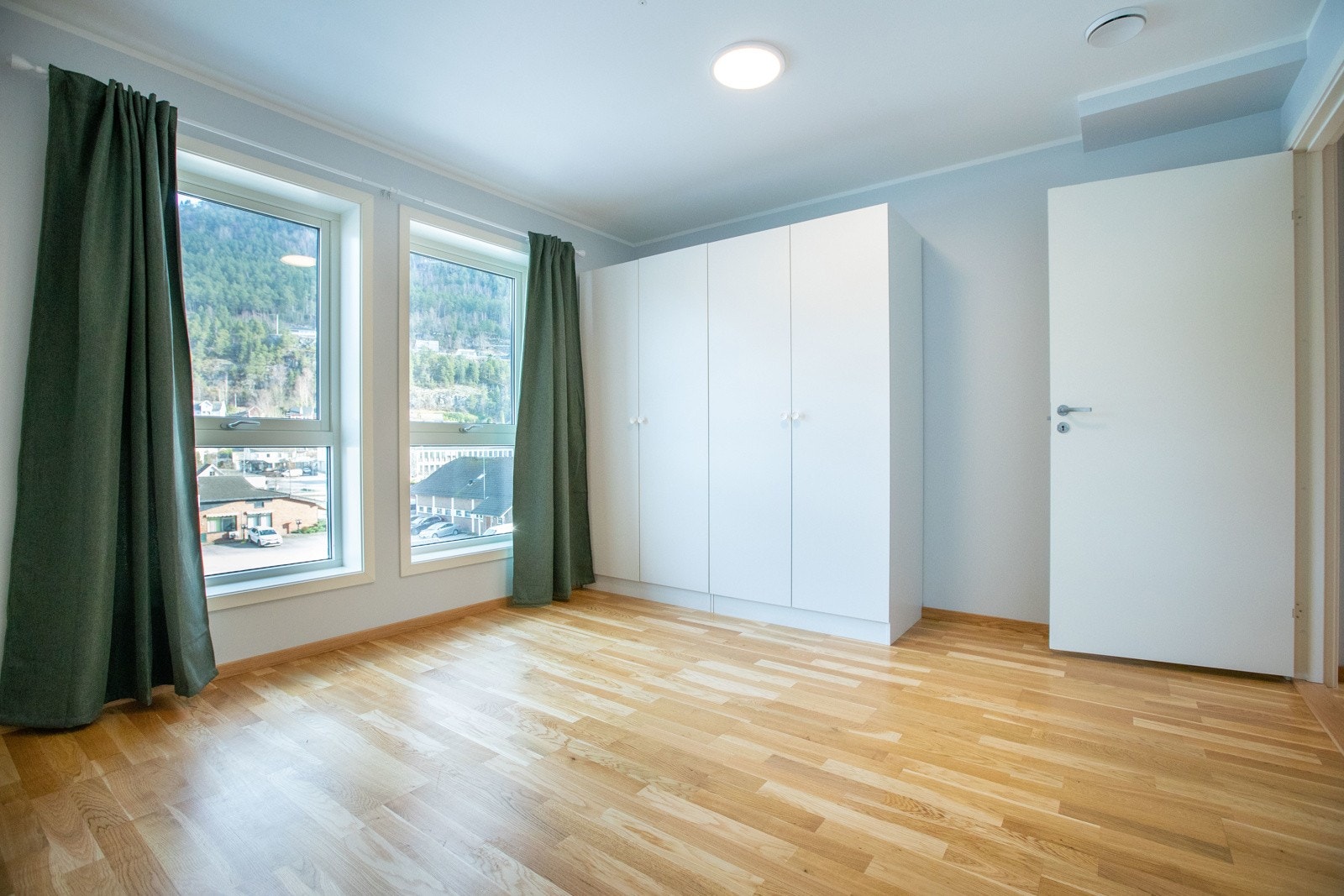 Soverom med garderobeskåp Galleribilde