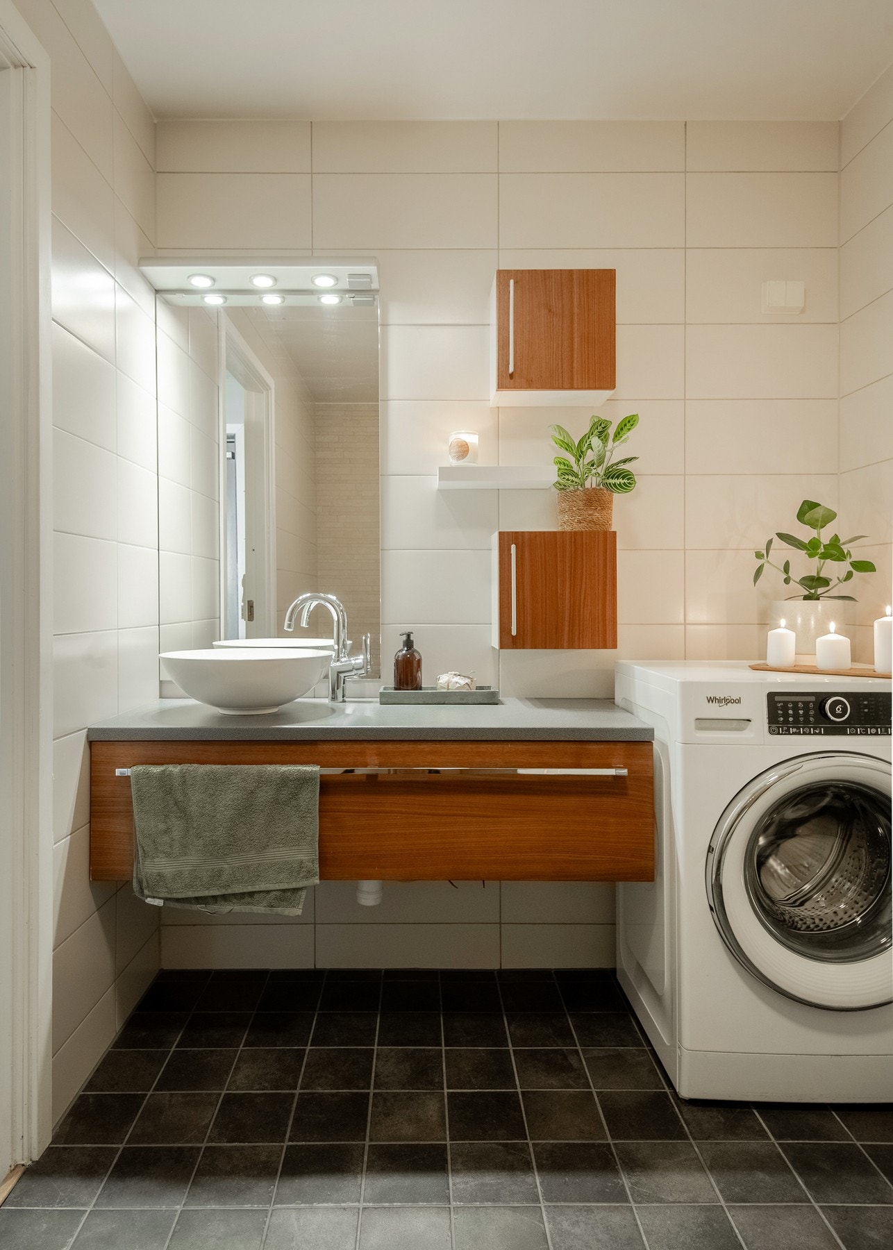 Det er opplegg og plass til vaskesøyle på badet. Galleribilde