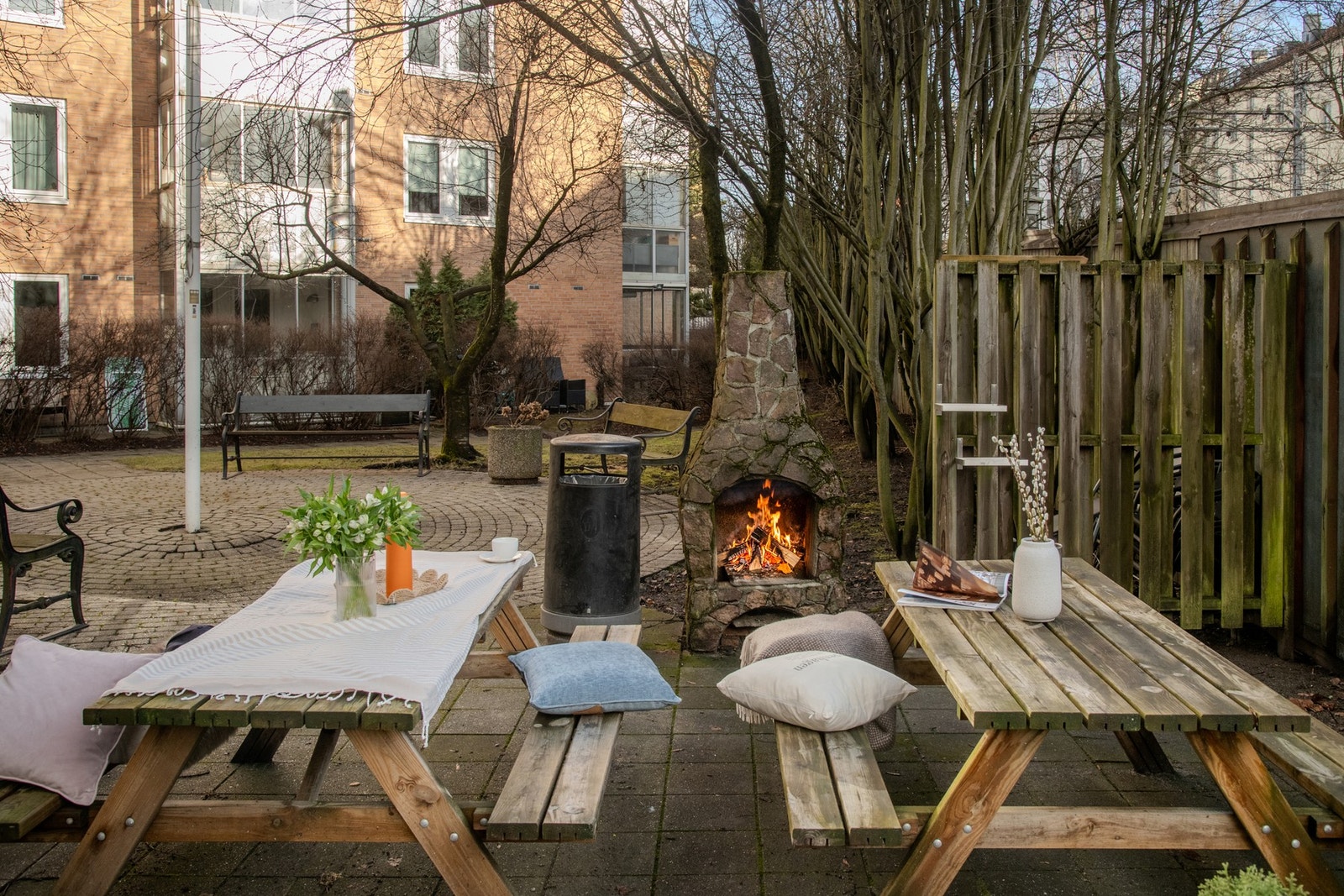 Felleshagen er opparbeidet med grøntarealer, sittebenker og pizzaovn/grill for beboerne. Galleribilde