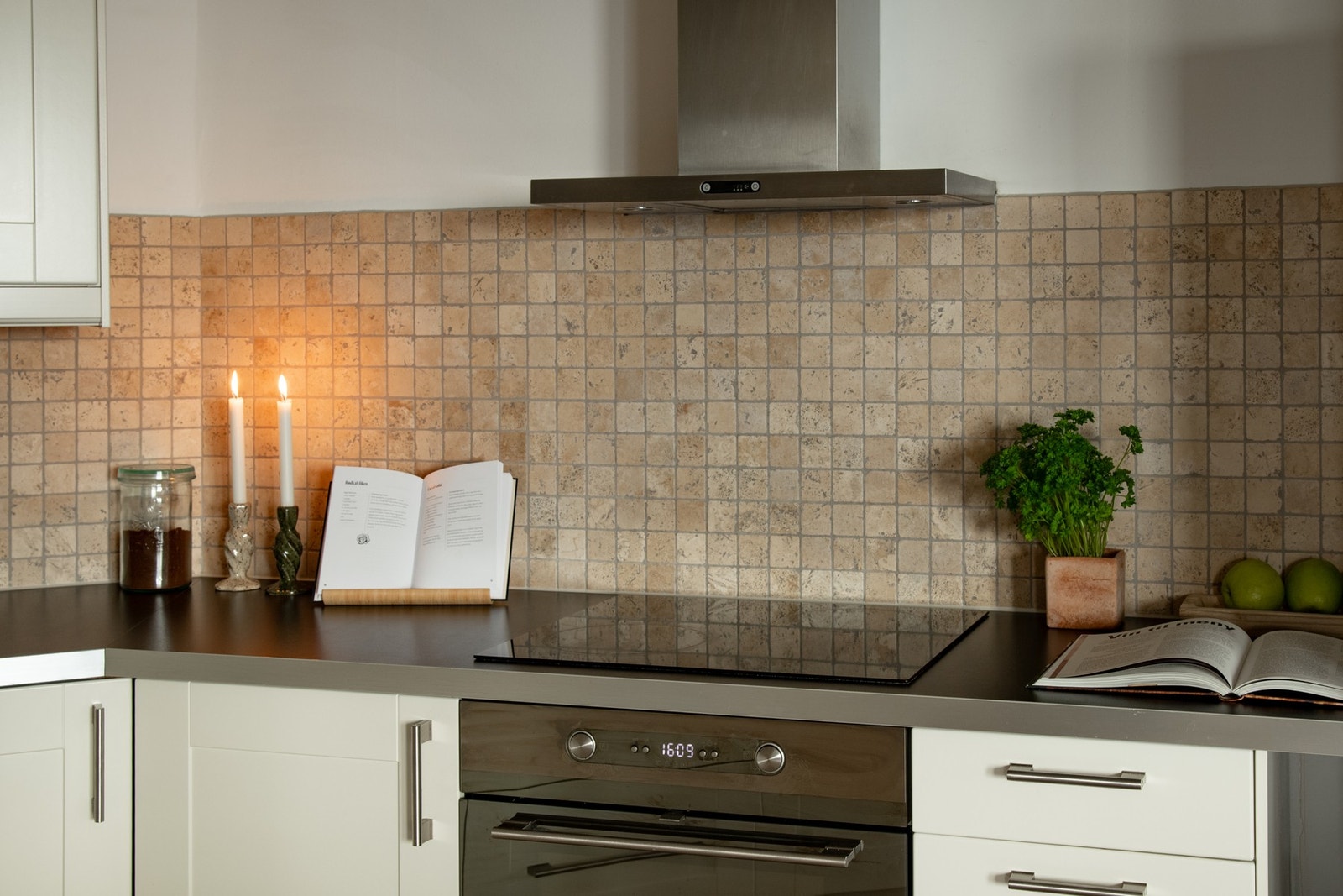 Innredningen byr på rikelig med skap- og benkeplass, noe som gir gode oppbevaringsmuligheter og gode arbeidsforhold på kjøkkenet. Galleribilde