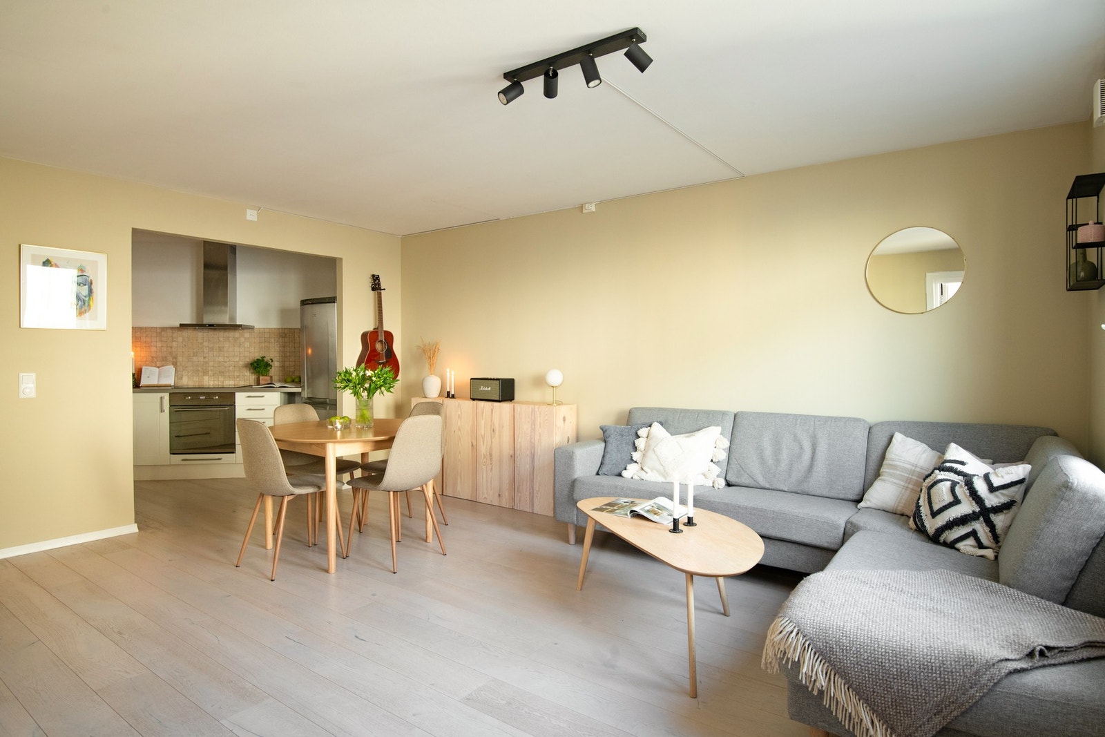 Stuen fremstår som lys og innbydende, og ligger i en delvis åpen løsning mot kjøkkenet hvor en større åpning i veggen skaper en naturlig sammenheng mellom rommene. Galleribilde