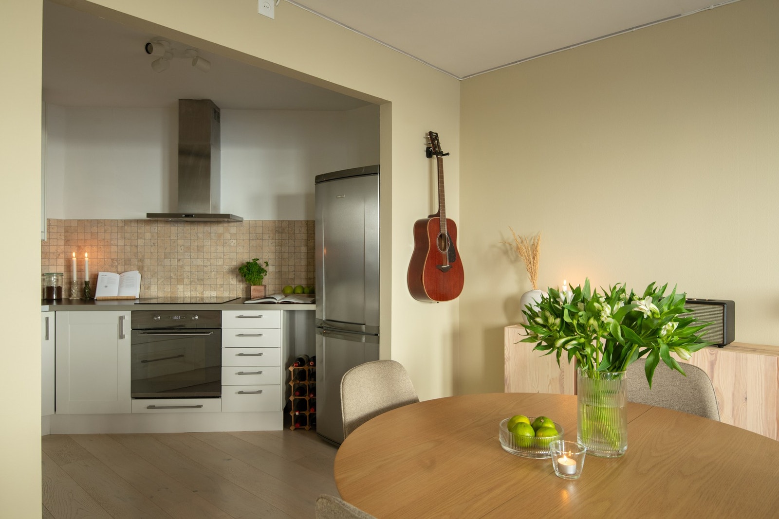 God plass til spisebord mellom sonene. Galleribilde