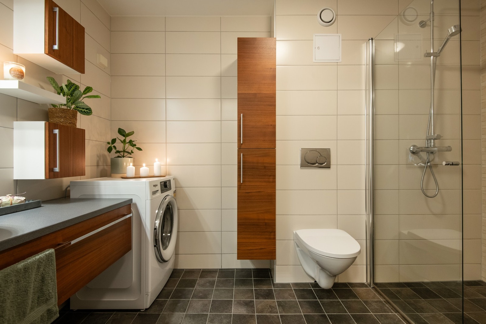 Badet fremstår som funksjonelt og moderne utformet med flislagte overflater. Galleribilde