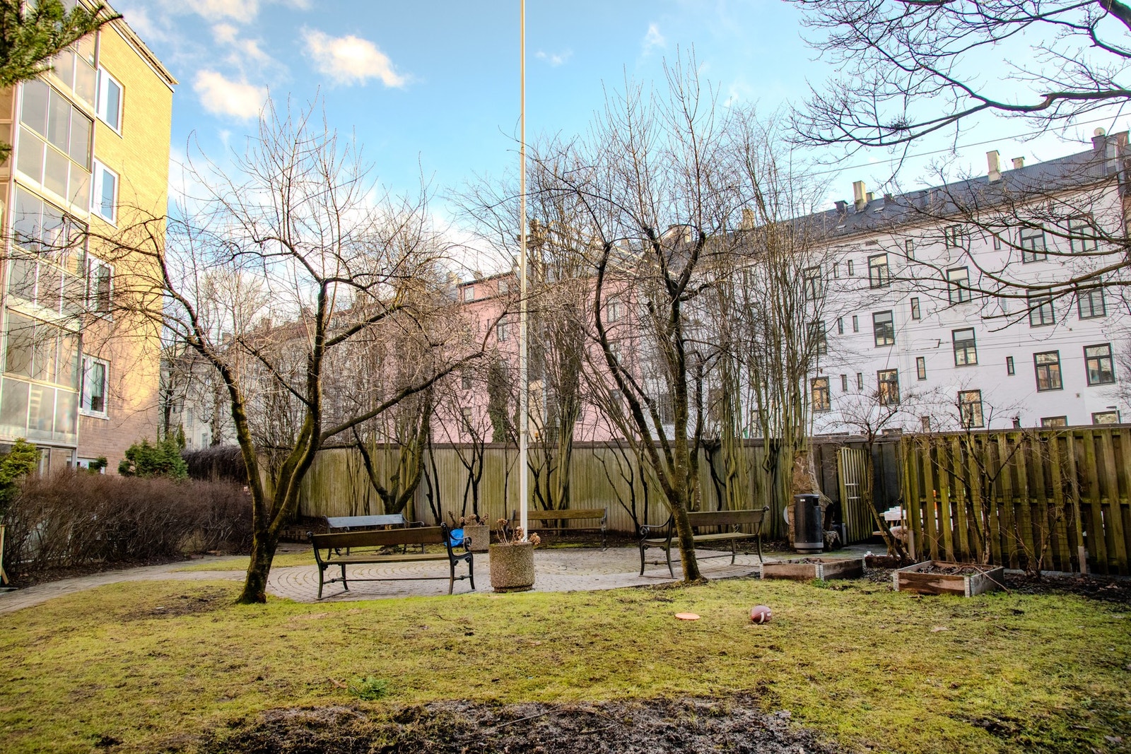 Leiligheten ligger i en populær bygård med skjermet og koselig felleshage. Flere plantekasser for de med grønne fingre. Galleribilde