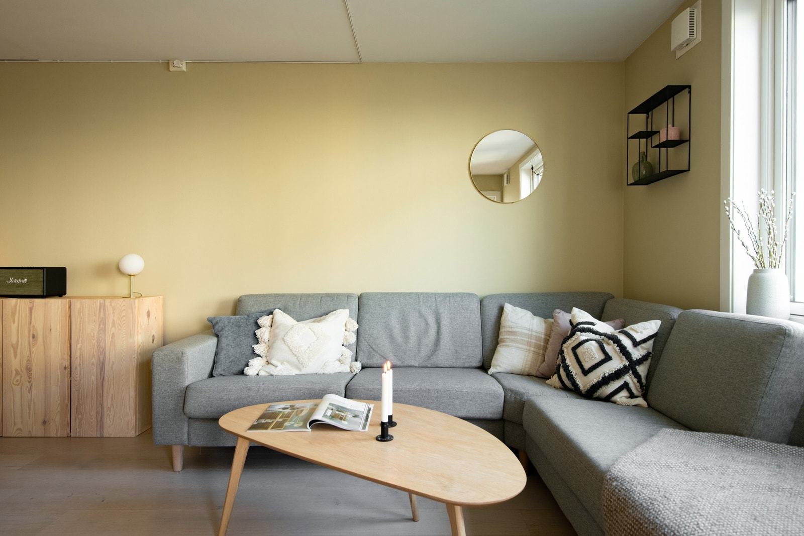 Stuen gir en god romfølelse og byr på en funksjonell og sosial planløsning. Galleribilde