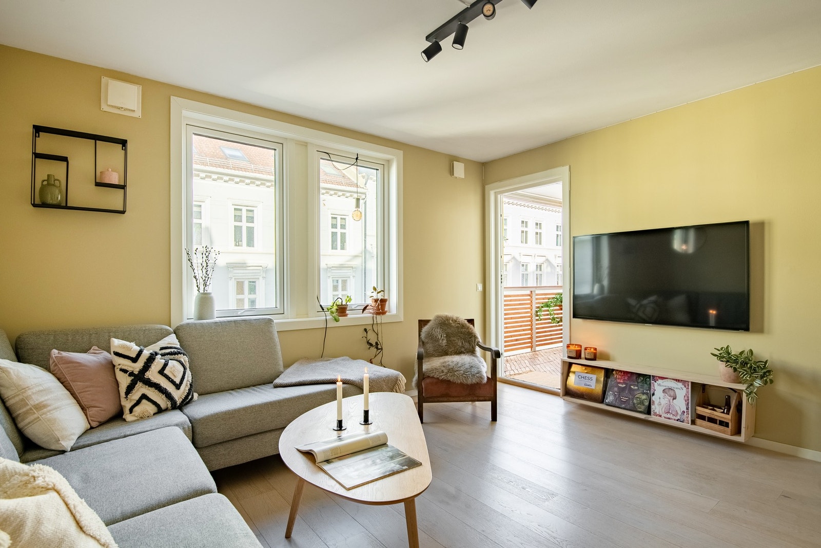 Stuen byr på gode møbleringsmuligheter, hvor spisebordet naturlig kan plasseres i tilknytning til kjøkkenet. Galleribilde