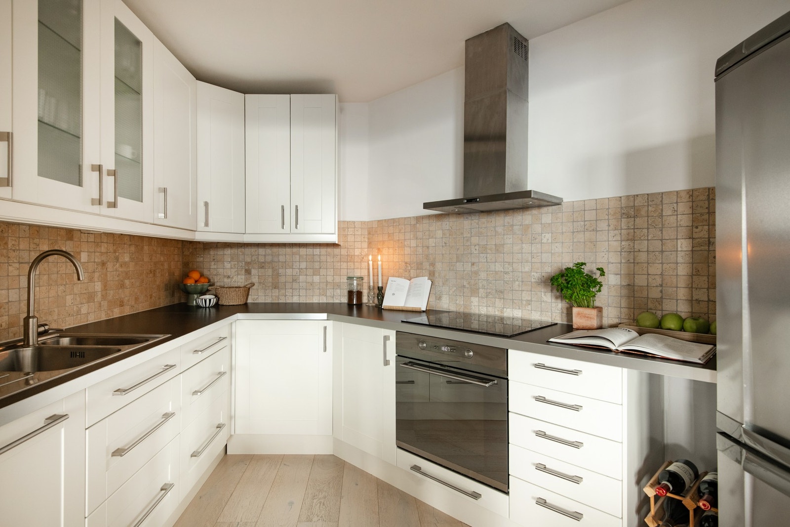 Kjøkkenet er fra 2011 og har en stilren innredning fra IKEA med profilerte fronter som gir et klassisk og tidløst uttrykk. Galleribilde